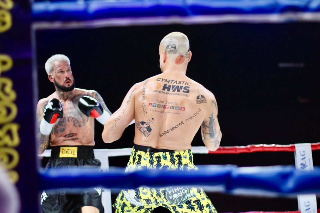 It’s Showtime! Box-Spektakel im und beinahe auch außerhalb des Boxrings