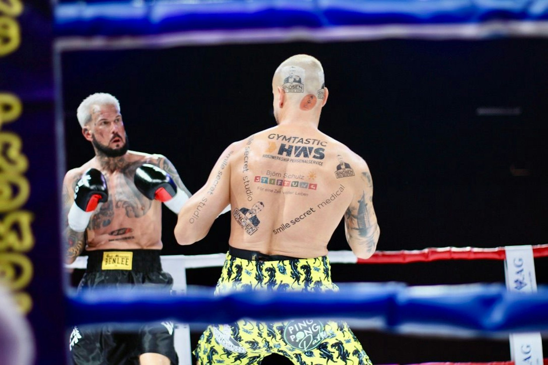 Eric Sindermann und Jörg Hansen haben endlich ihren lang angekündigten Boxkampf bestritten. Sponsoren gibt es auch.