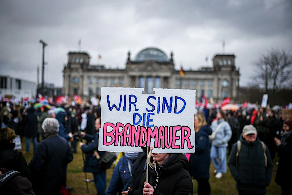 Zahlreiche Menschen nehmen mit Plakaten an der Demonstration eines Bündnisses Wir sind die Brandmauer für Demokratie und gegen Rechtsextremismus teil.&nbsp;