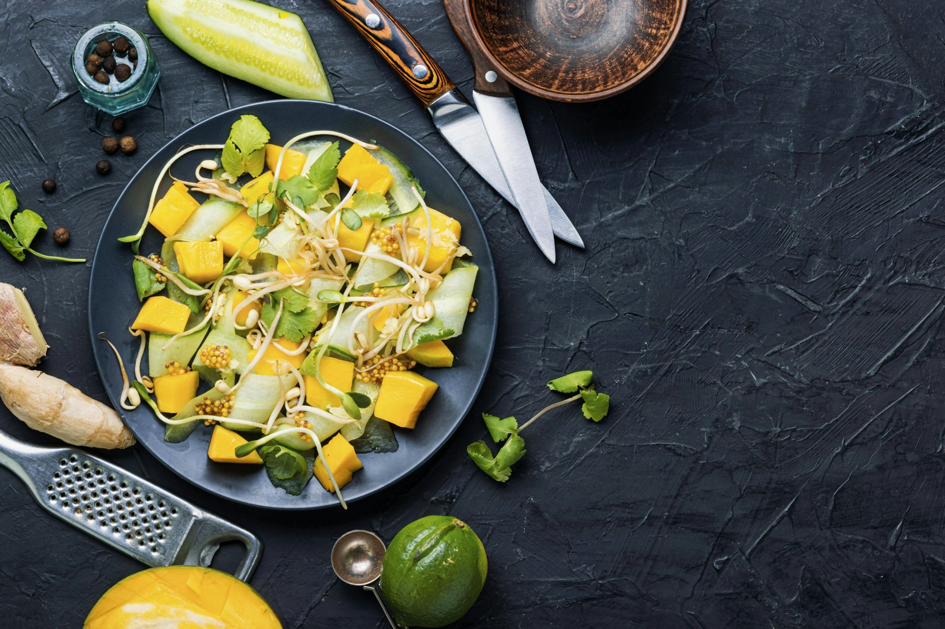 Das Rezept für Gurkensalat mit Mango ist exotisch und ein Must-try in diesem Sommer.