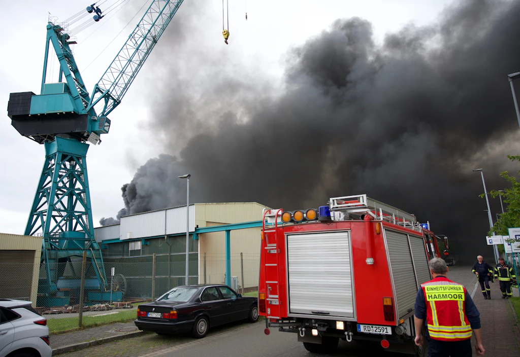 Mega-Brand am Nord-Ostsee-Kanal: Schiffshalle mit Luxus-Jacht in Flammen!