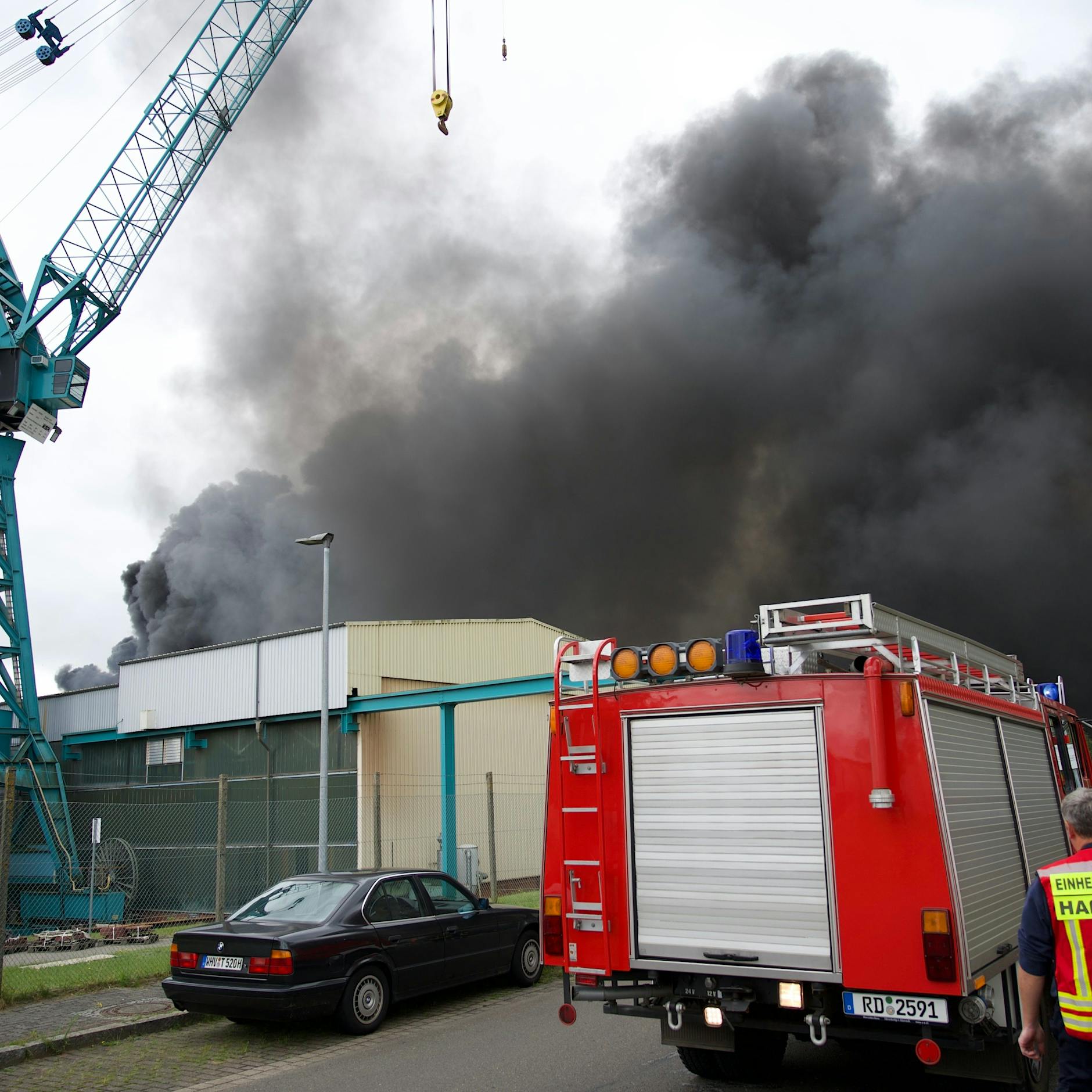 Mega-Brand am Nord-Ostsee-Kanal: Schiffshalle mit Luxus-Jacht in Flammen!