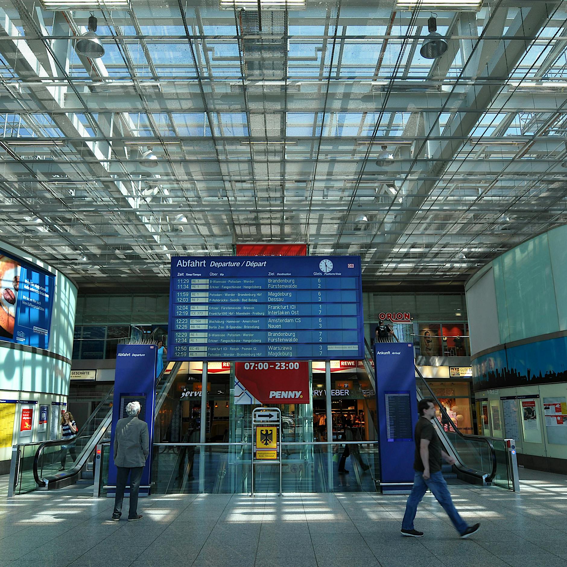 Ostbahnhof: Mann spuckt, schlägt, tritt um sich und verletzt Polizisten
