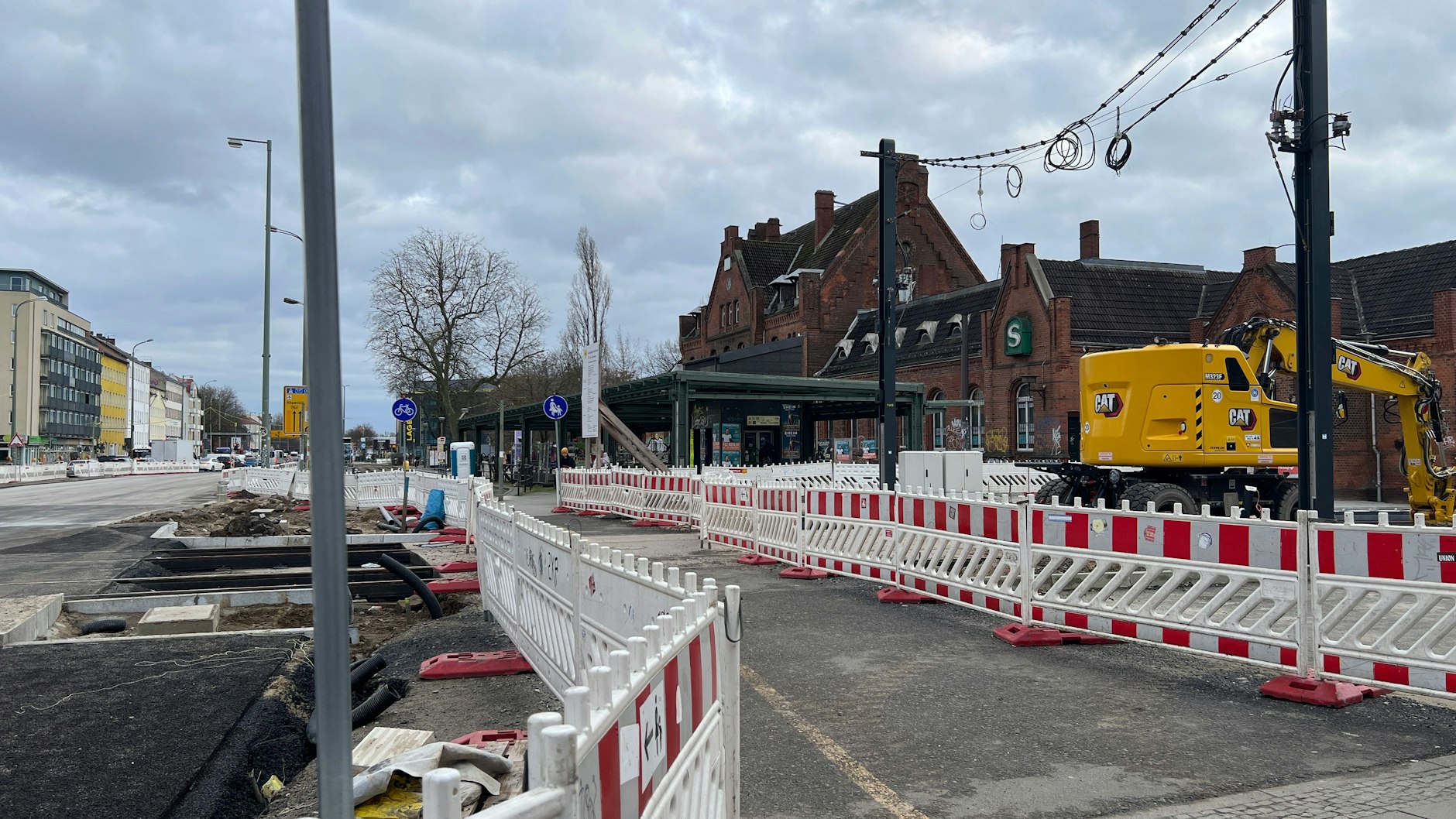 Außen ist noch eine Menge zu tun. Doch ab August sollen am Bahnhof Schöneweide auch die Straßenbahnen wieder fahren.