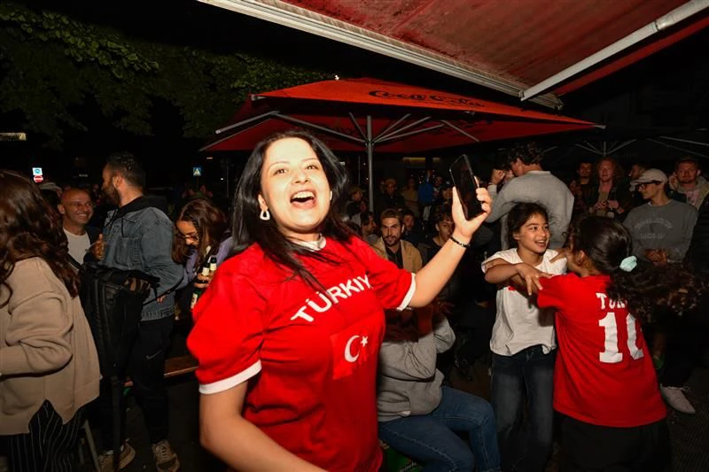 Jubel beim Public Viewing: Die türkische Mannschaft baut die Führung aus.