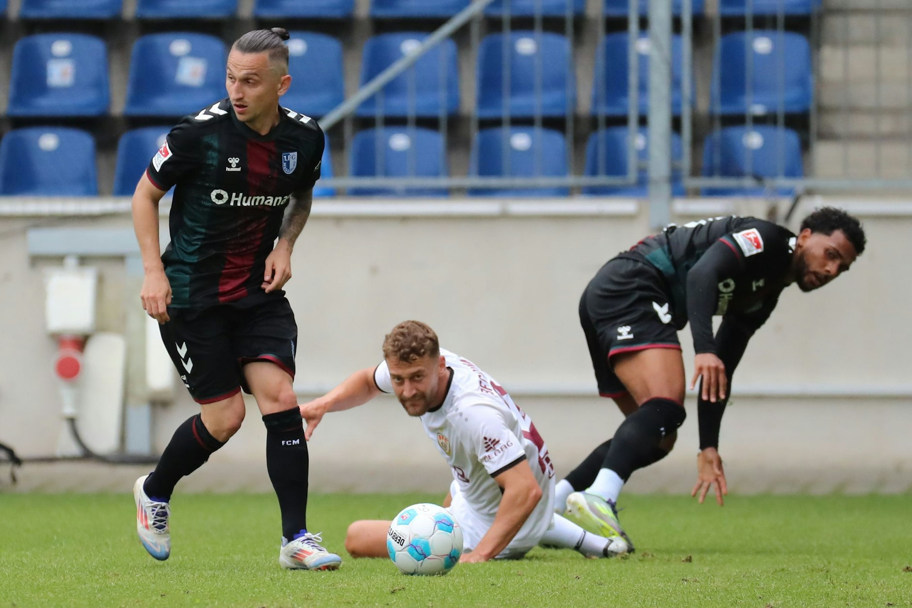 David Grözinger (M.) kniet sich bei seinem Debüt für den BFC Dynamo im Test beim 1. FC Magdeburg gleich voll rein.