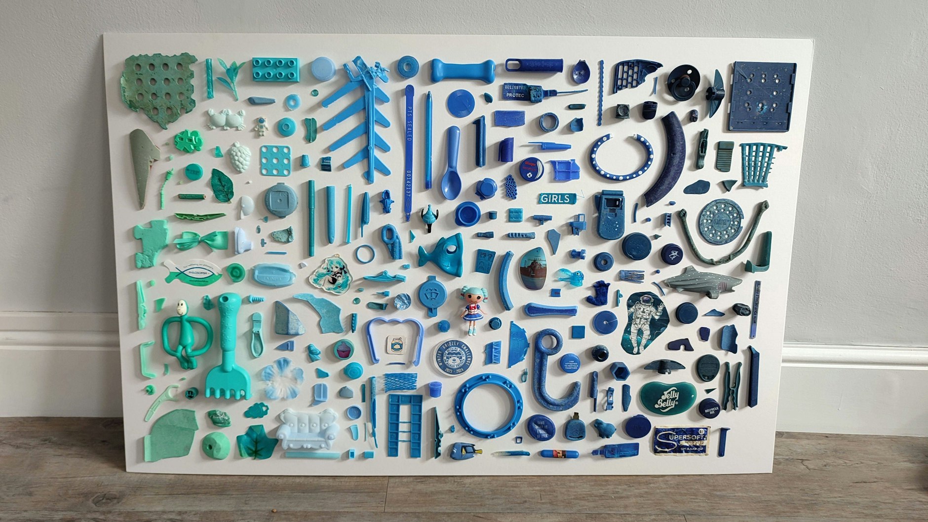 Die Abfälle vom Strand von Brighton verwandelt Sammie Aplin in kleine Kunstwerke.