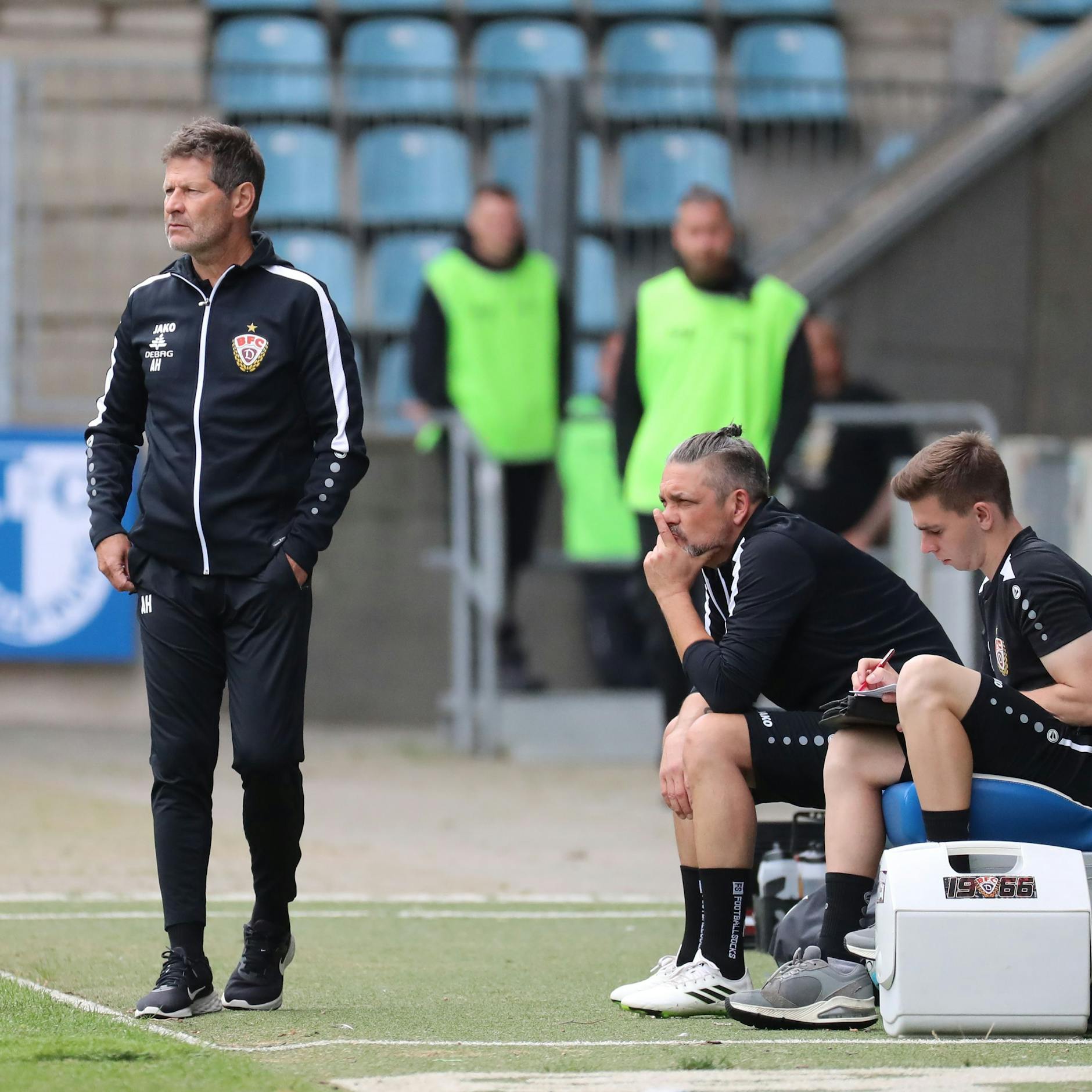 So geht Arbeitsteilung: Trainer Andreas Heraf hat Aufrecht alles im Blick, sein Assistent Nils Weiler (r.) macht sich Notizen und Torwart-Coach Udo Gans (M.) hat im Sitzen noch mal eine andere Perspektive auf die Dinge.