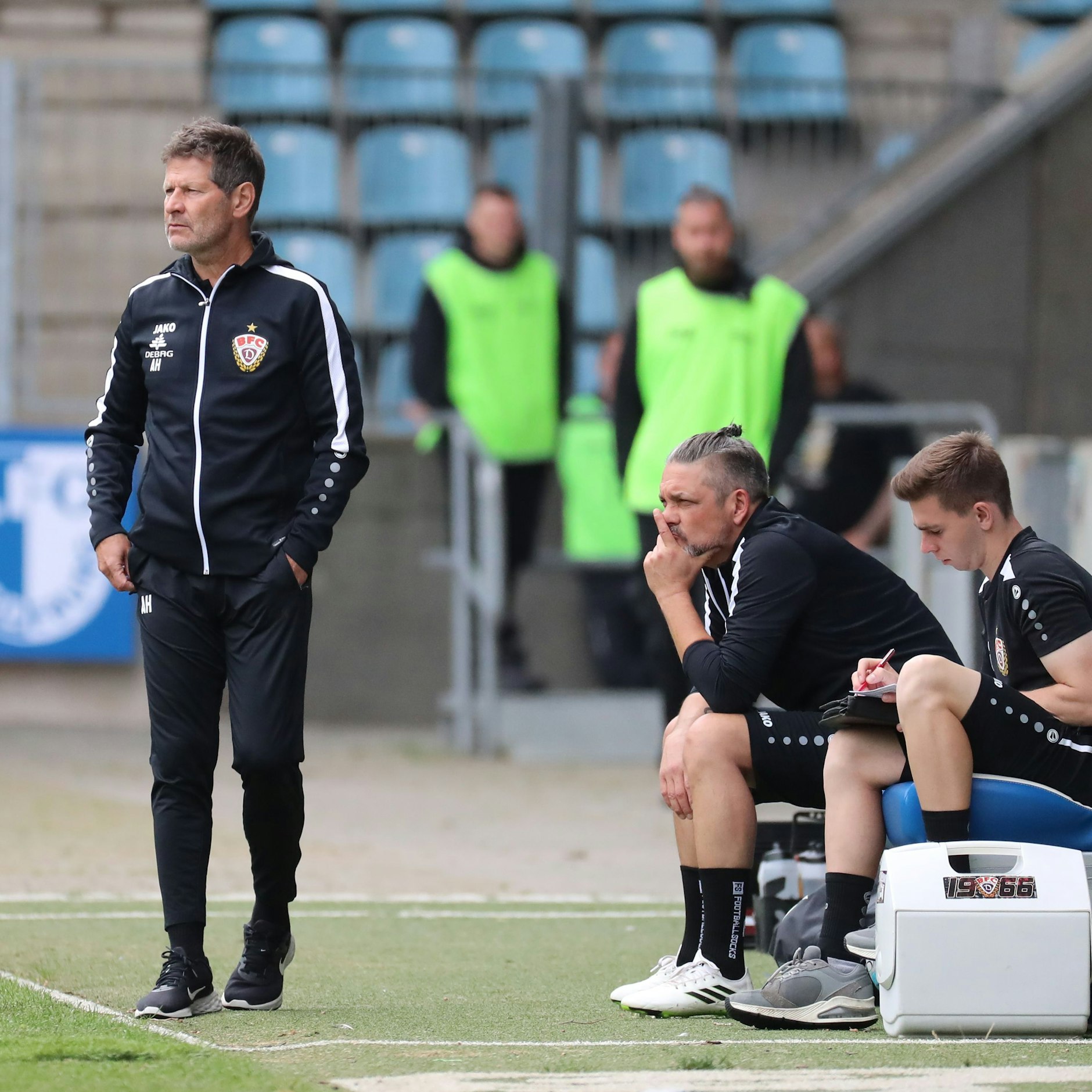 So geht Arbeitsteilung: Trainer Andreas Heraf hat Aufrecht alles im Blick, sein Assistent Nils Weiler (r.) macht sich Notizen und Torwart-Coach Udo Gans (M.) hat im Sitzen noch mal eine andere Perspektive auf die Dinge.