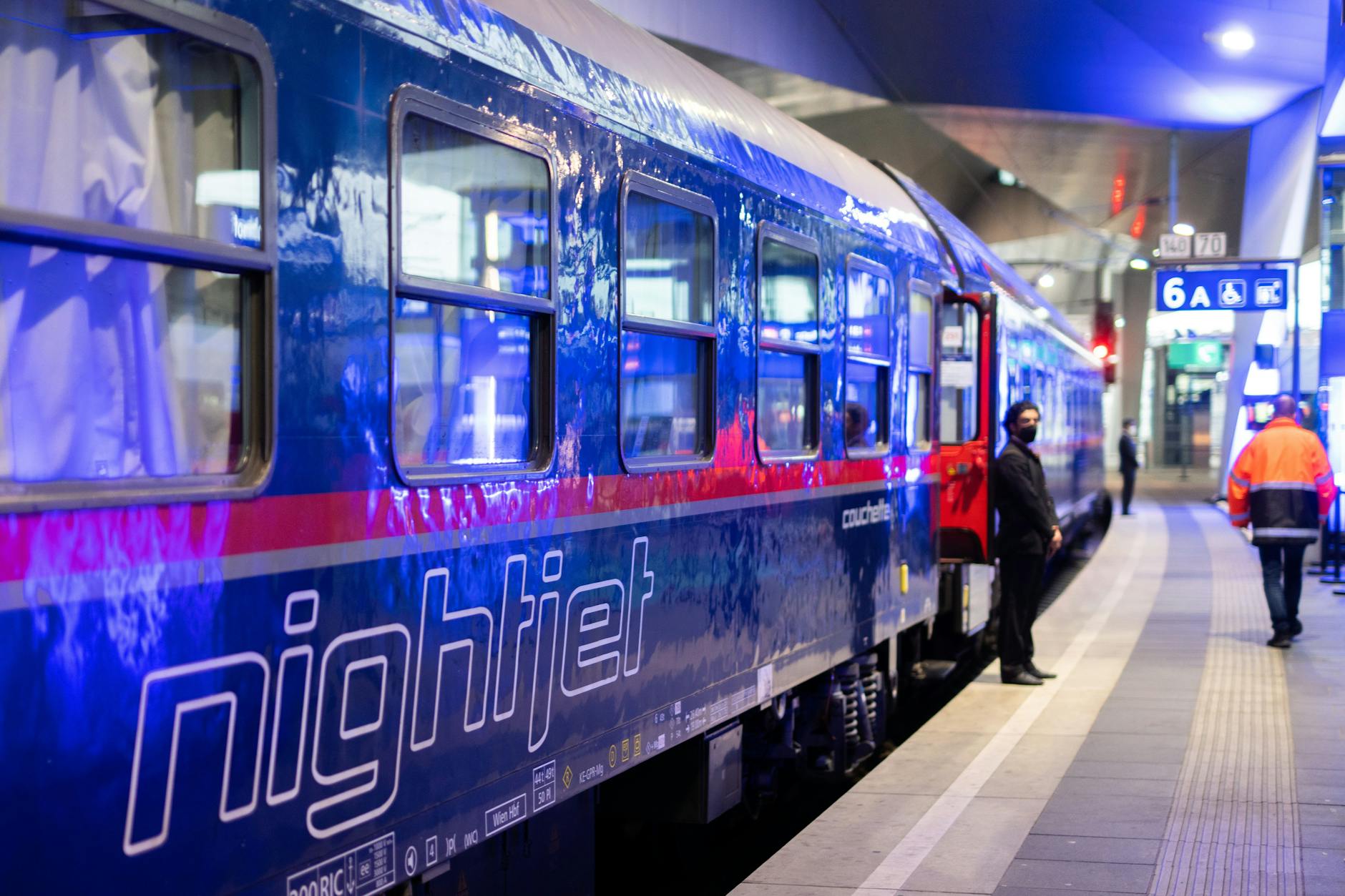 Ein Nightjet-Zug steht während eines Medientermins der ÖBB am Gleis im Berliner Hauptbahnhof. 