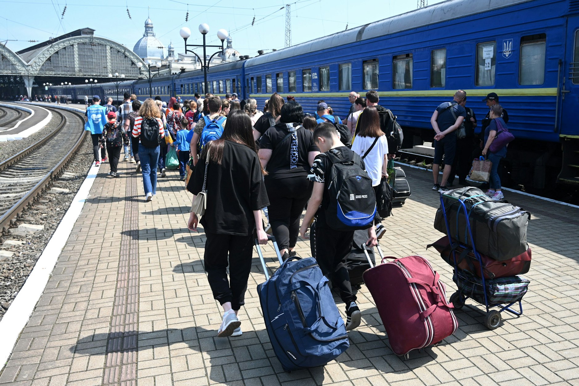 Der Bahnhof im westukrainischen Lwiw ist oftmals ein Zwischenziel für viele Ukrainer, die in die EU flüchten wollen.