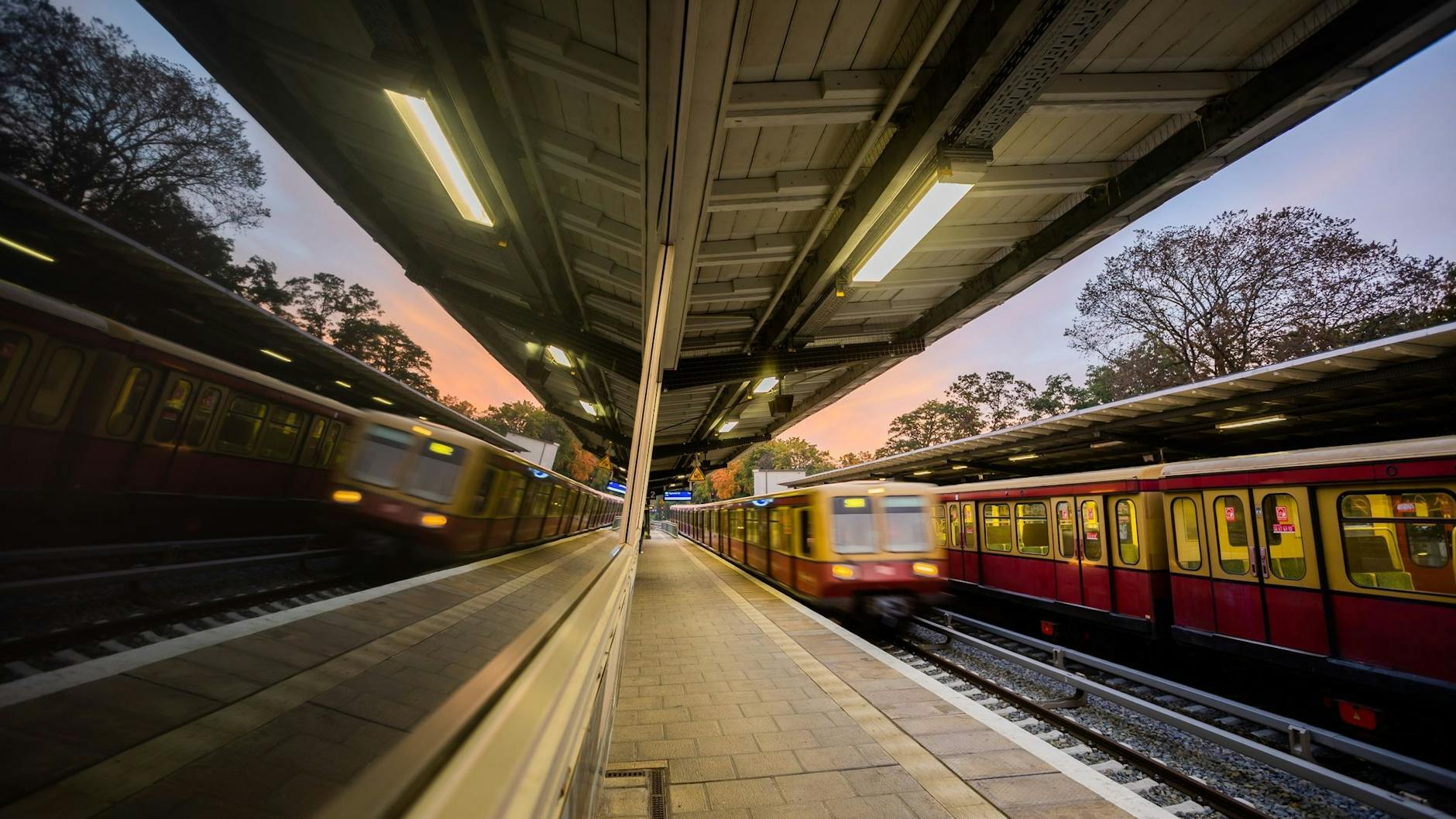 Eine S-Bahn fährt am Morgen am Bahnhof Berlin-Grünau ein. Ab hier ist der S-Bahn-Verkehr im Sommer zeitweise unterbrochen.