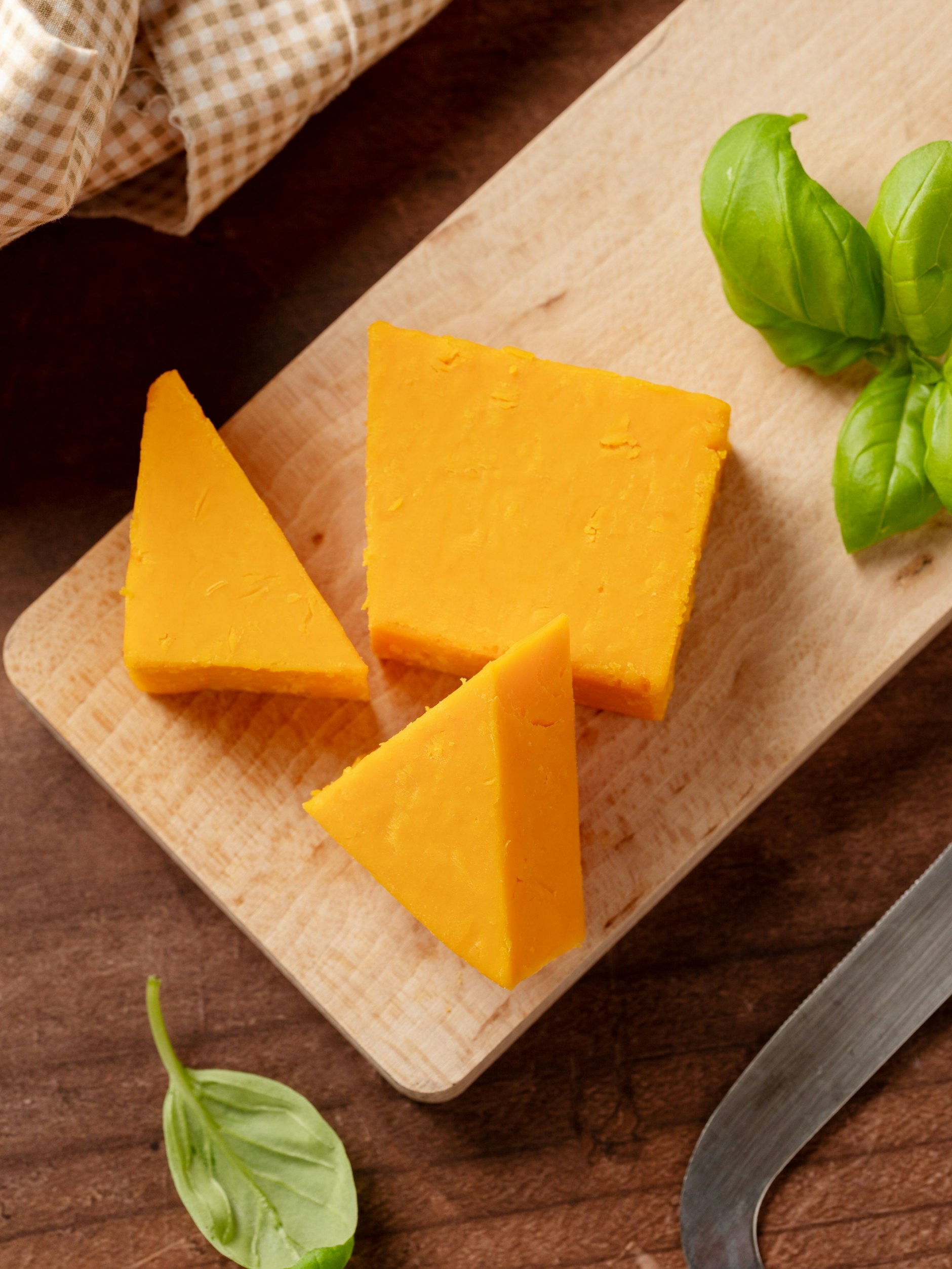 Cheddar ist lecker, aber sollte man dafür auch seinen Job verlieren? Einem Polizisten in Pheinland-Pfalz passierte genau das.