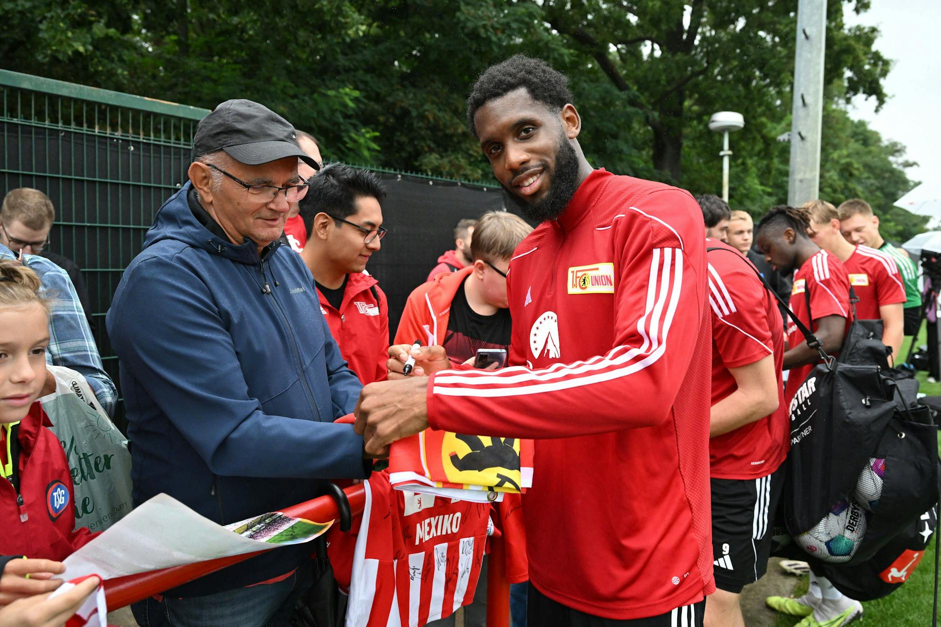 Jordan Siebatcheu (28) schreibt wieder beim 1. FC Union Autogramme. Trotz seines geplatzten Gladbach-Wechsels ist der Stürmer ein Verkaufskandidat.