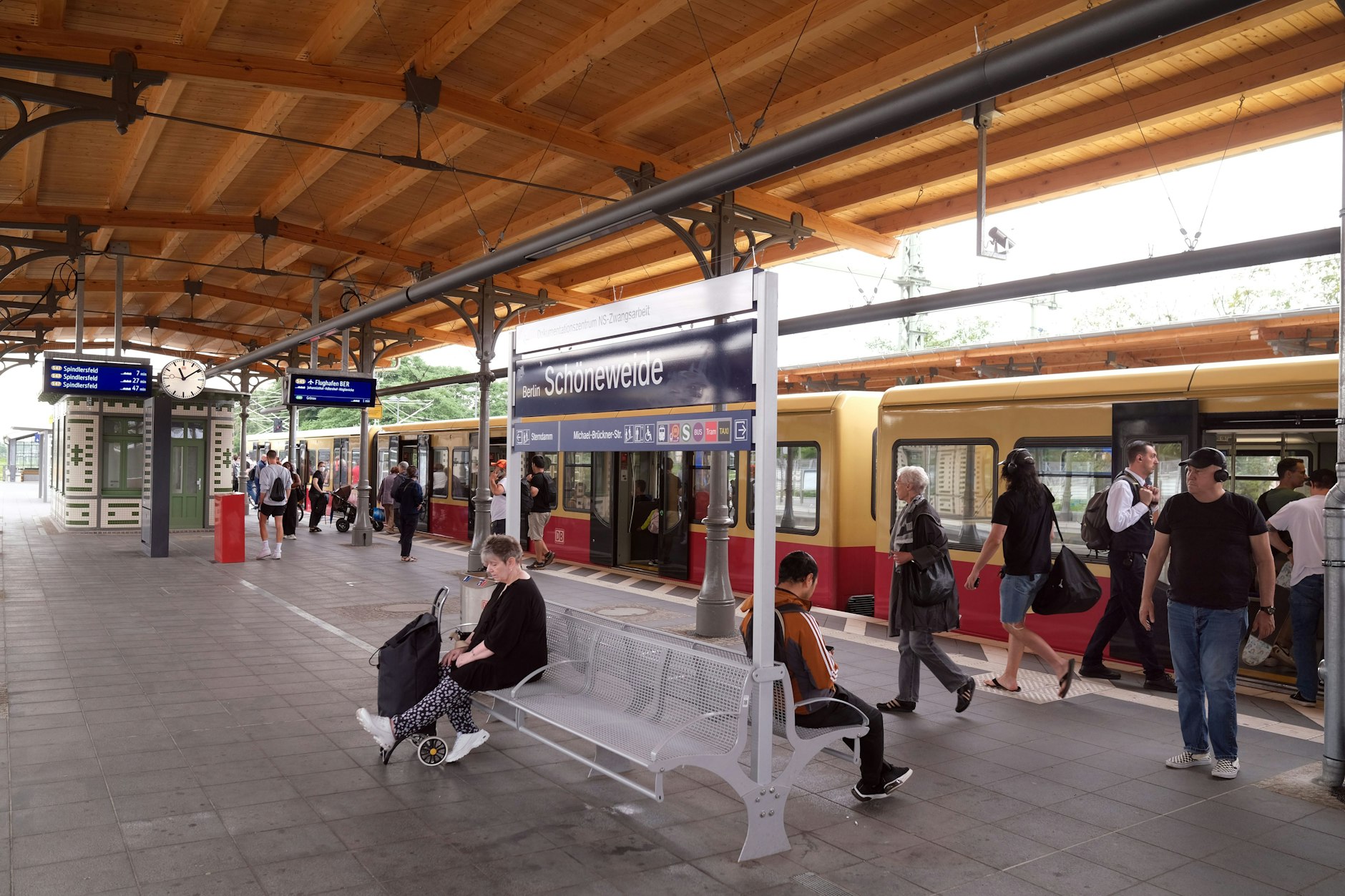 Frisches Holz für alte Dächer: Die Bahnsteige auf dem Bahnhof Schöneweide wurden saniert. 48.000 Menschen nutzen diesen Verkehrsknotenpunkt täglich.