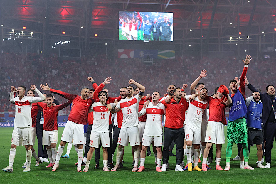 Die türkischen Spieler feiern mit ihren Fans in Leipzig den Einzug ins Viertelfinale.
