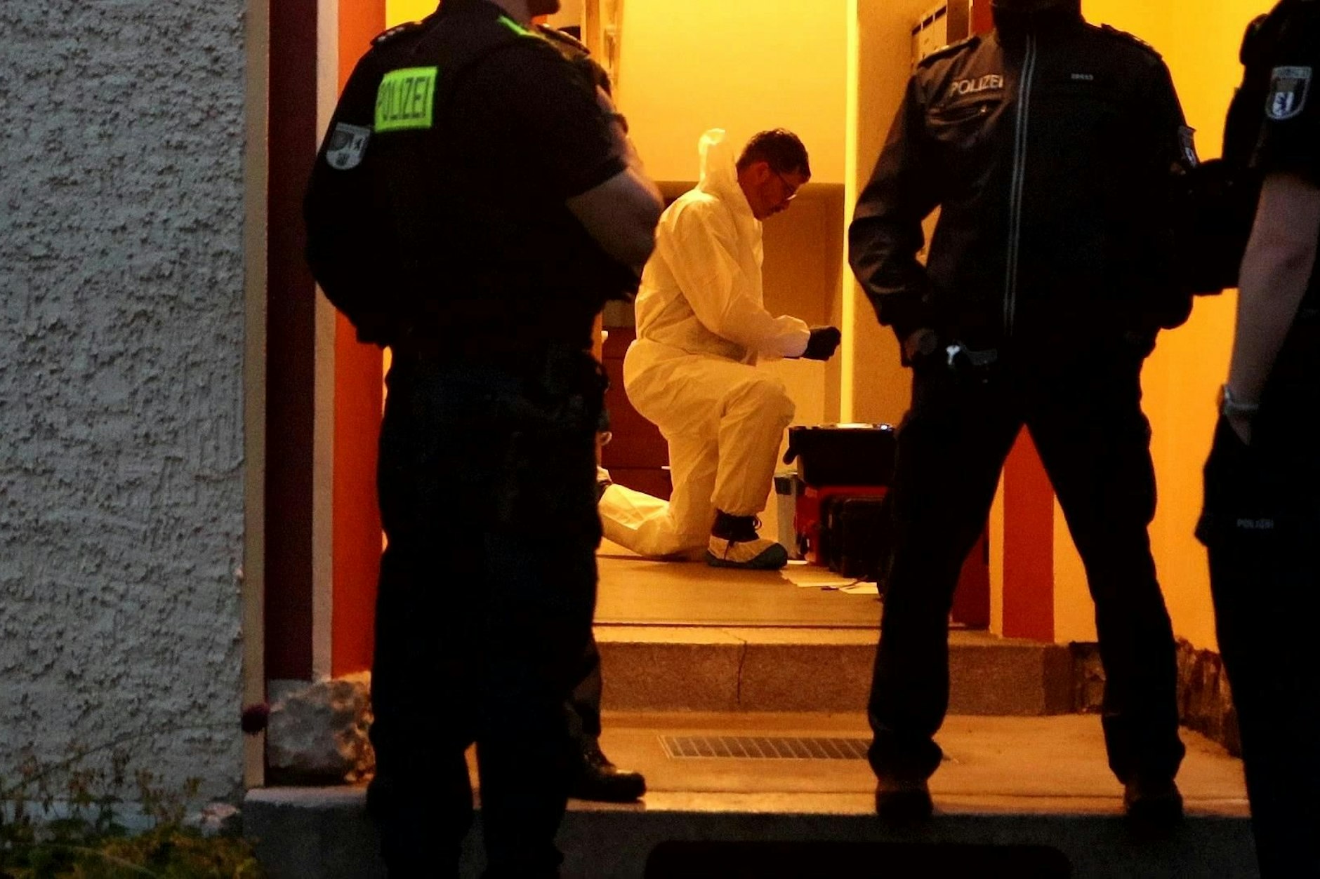 Die Spurensicherung ist vor Ort: In Spandau wurde ein Mann von einer Frau mit einem Messer erstochen.