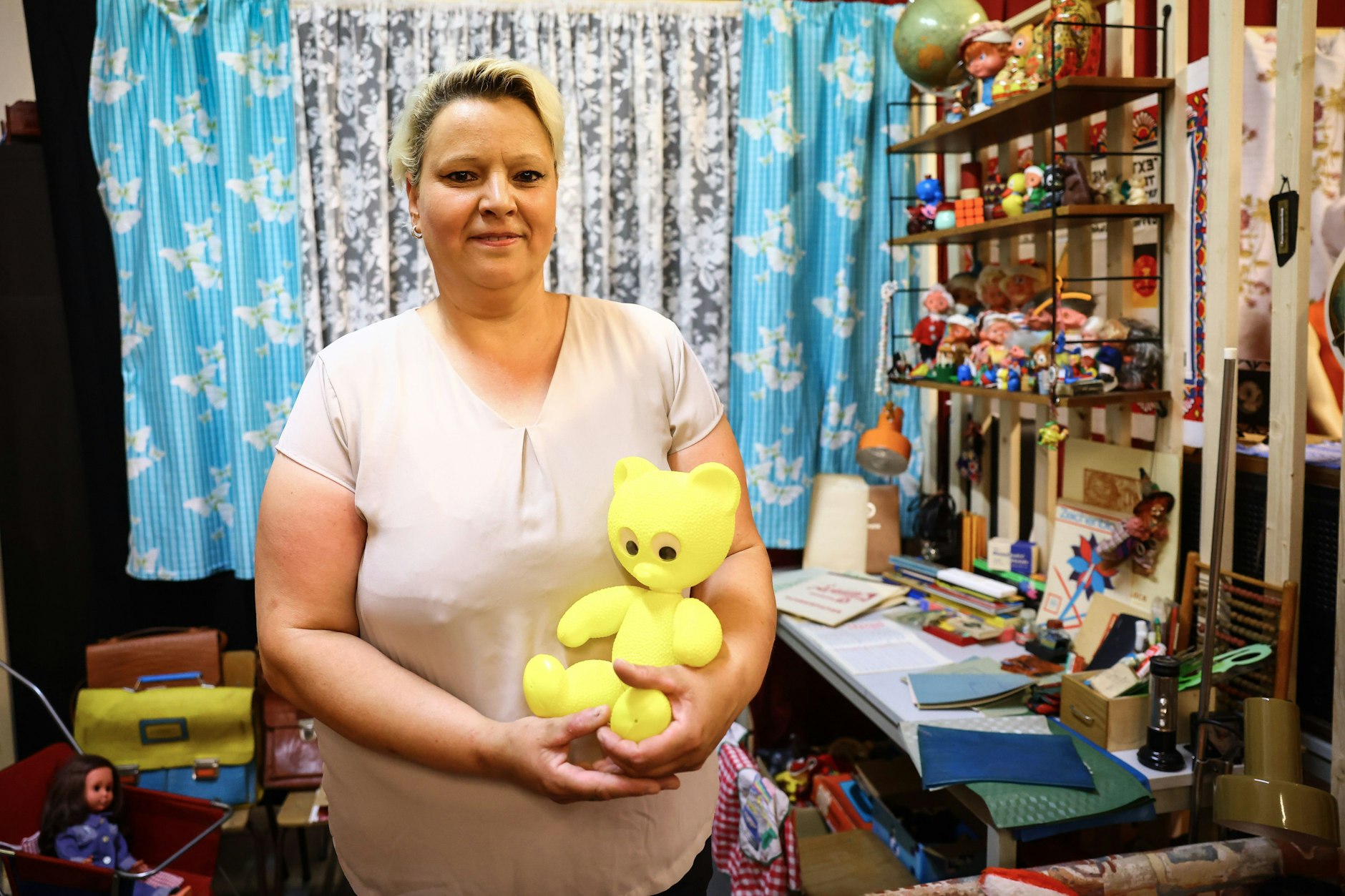 Von der Gardine bis zum Teddy original DDR. Juliane Duda zeigt ihre Erinnerungsstücke im Tal-Shopping-Center Marzahn.&nbsp;