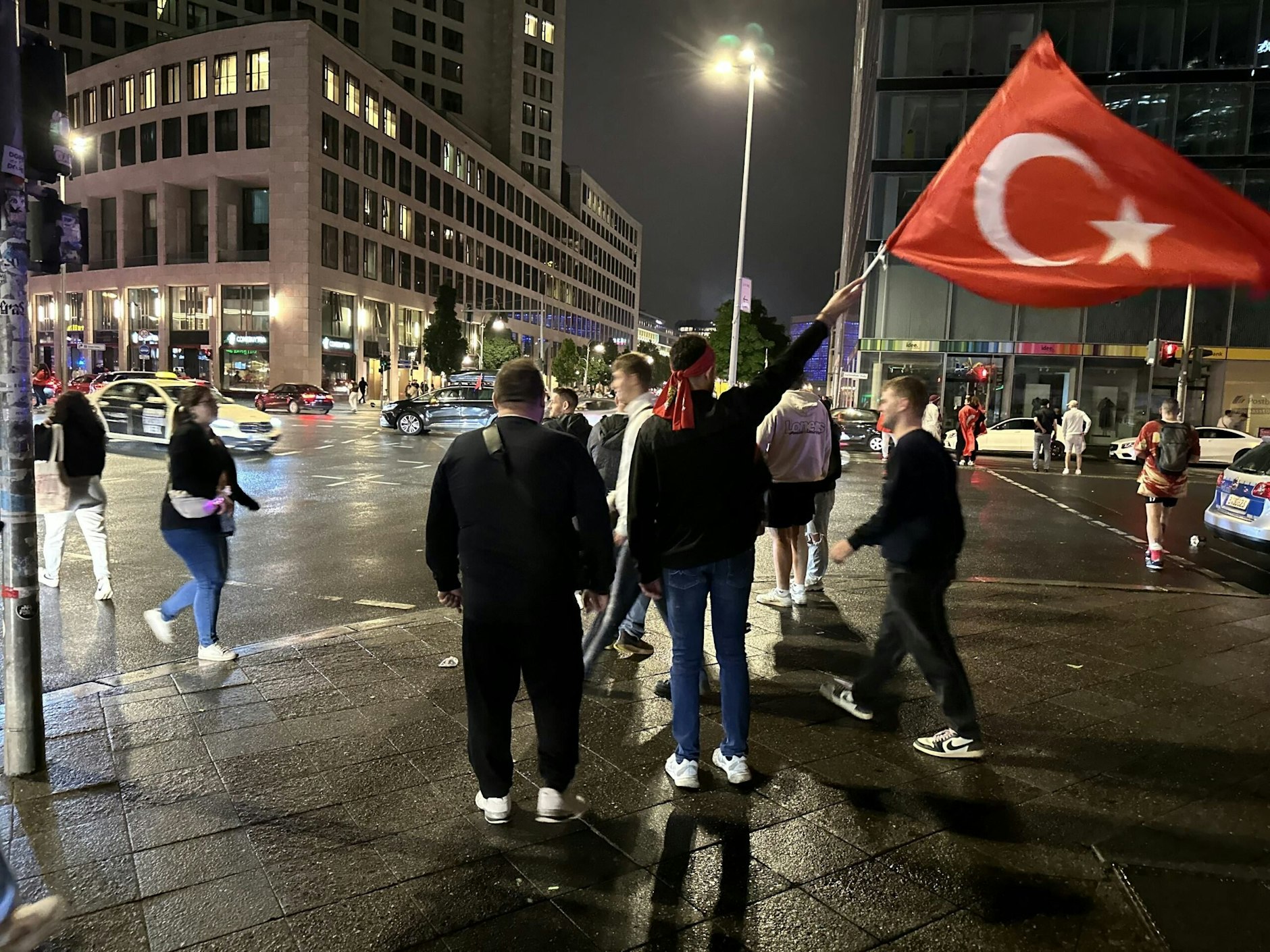 Nur eine der vielen türkischen Flaggen, die nachts in Berlin wehen ...