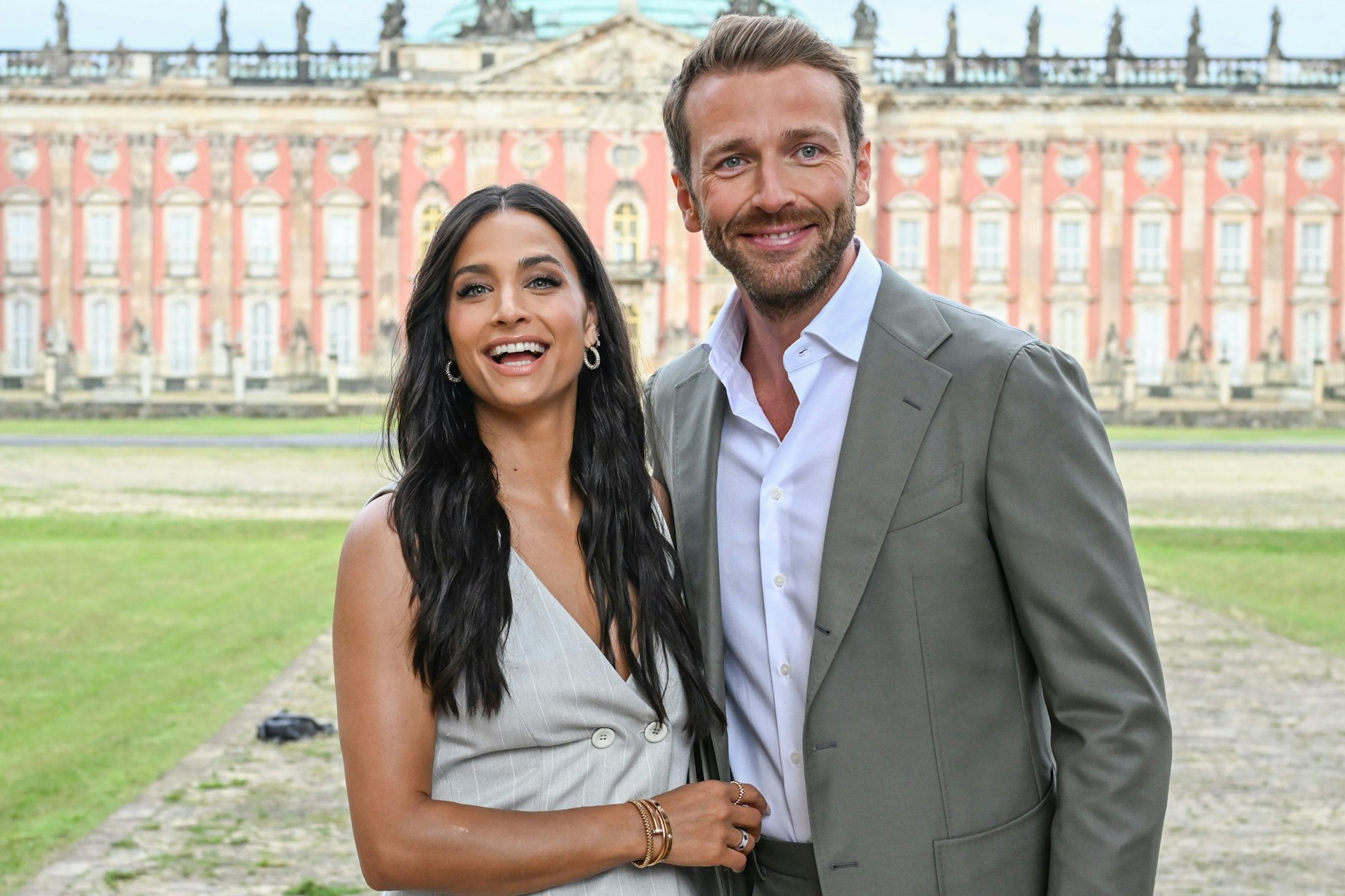 Amira Pocher und Christian Düren kommen zur Show des Labels Marc Cain in die Kolonnaden am Neuen Palais. Sie zeigen sich erstmals gemeinsam in der Öffentlichkeit.