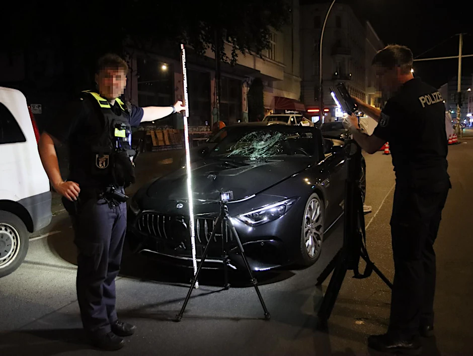 Beamte des Verkehrsermittlungsdienstes vermessen den Unfallort in der Neuköllner Hermannstraße.