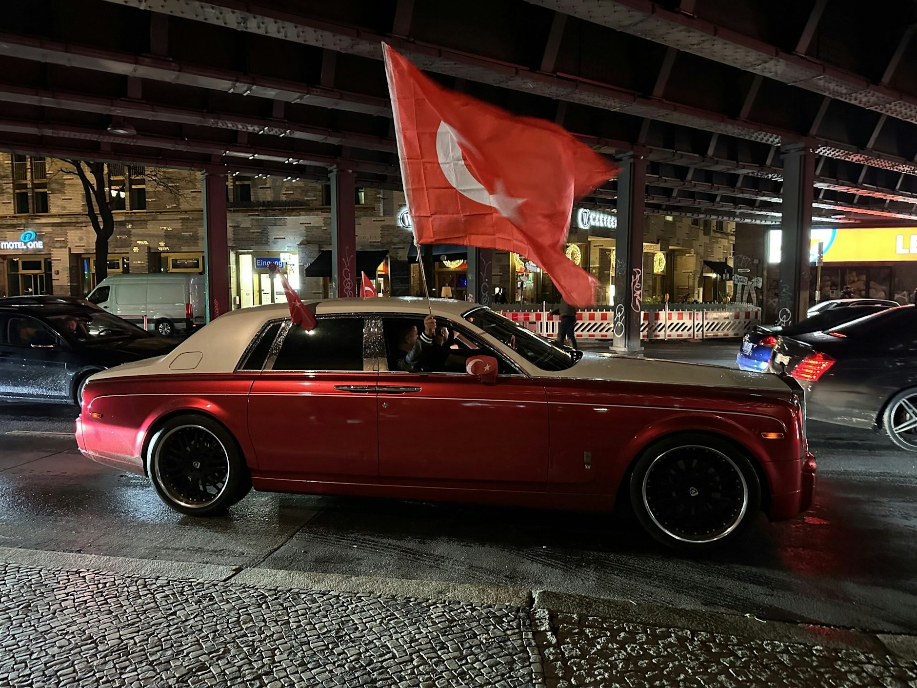 Schicker Schlitten mit türkischer Flagge