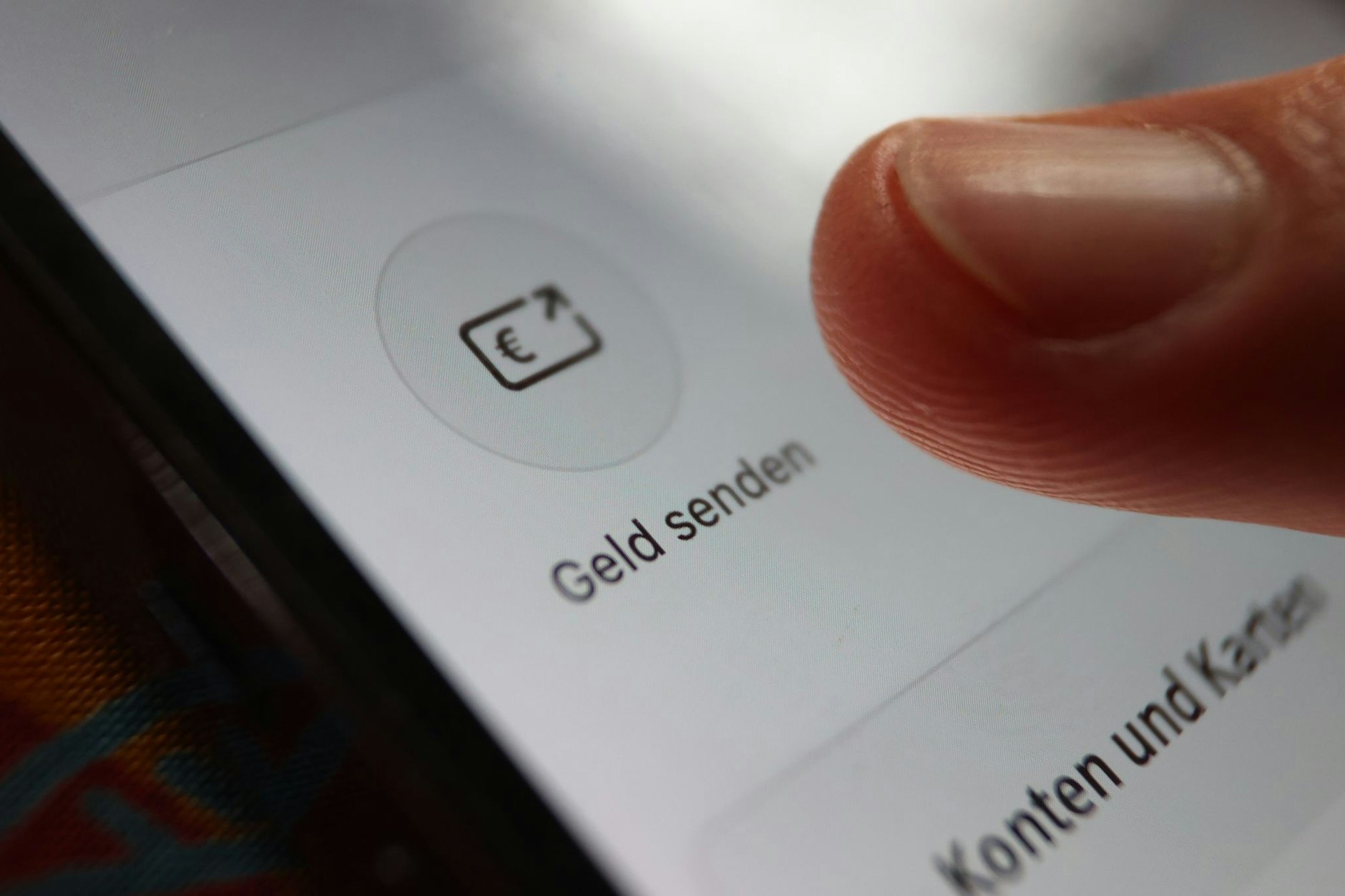 In einer App der Sparkasse ist die Option „Geld senden“ zu sehen.