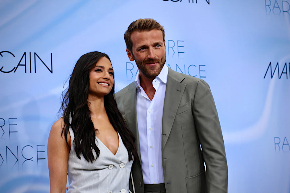 Amira Pocher und Christian Düren kommen zur Show des Labels Marc Cain in die Kolonnaden am Neuen Palais. Sie zeigen sich erstmals gemeinsam in der Öffentlichkeit.
