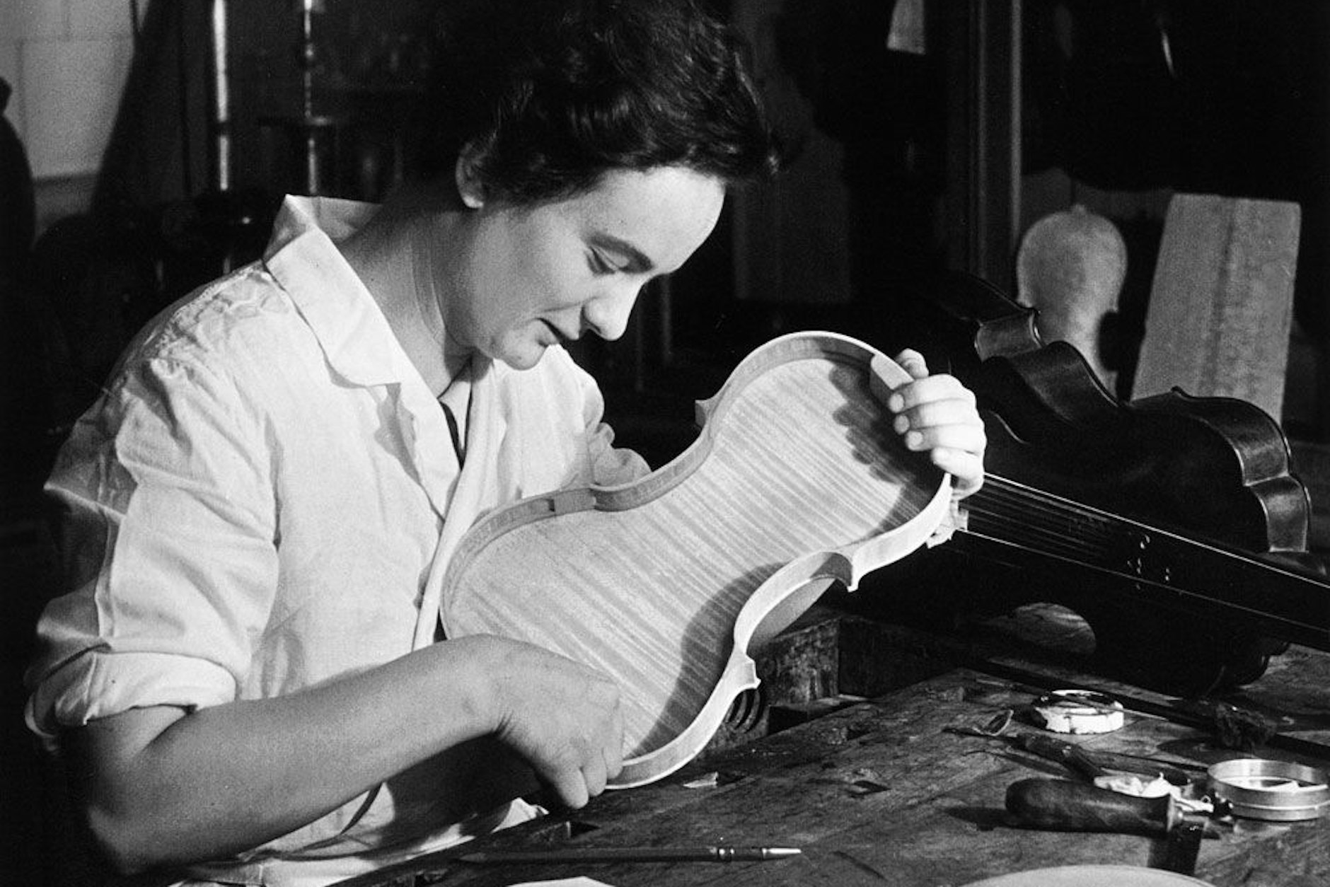 Olga Adelmann (1913–2000) war weltweit die erste Geigenbaumeisterin – und am Musikinstrumenten-Museum Berlin tätig.