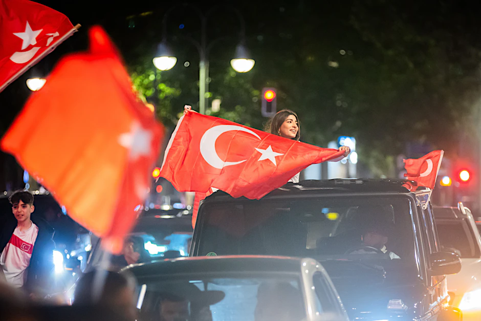 Autokorsos fahren nach dem Sieg der Türkei durch Berlin. Gefeiert wird die türkische Mannschaft.