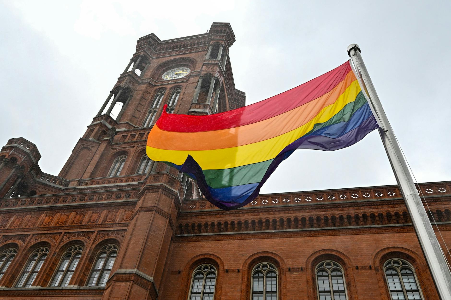 Die Regenbogenflagge weht zum Beginn der "Pride Season" vor dem Roten Rathaus.