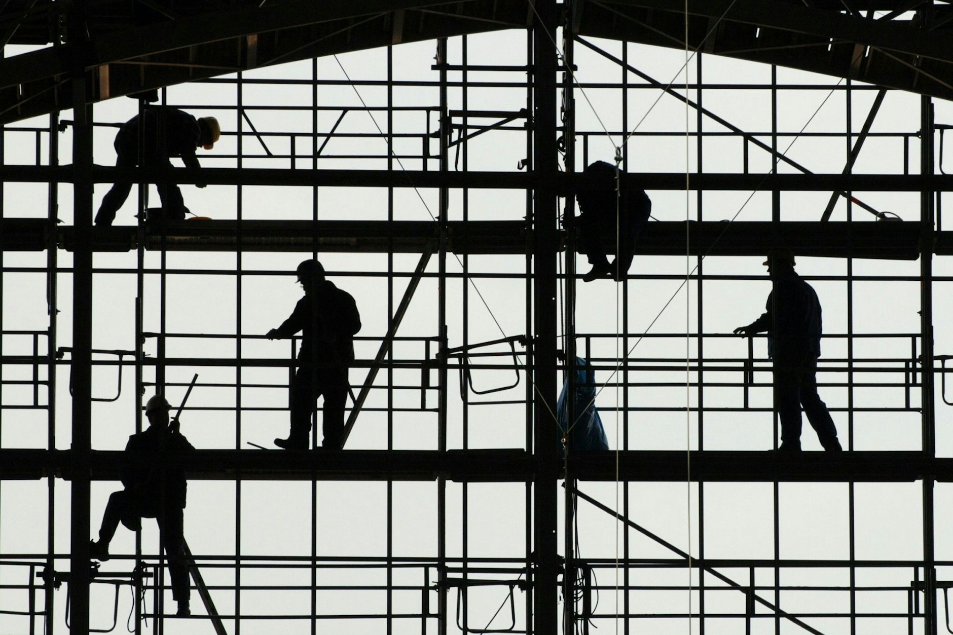 Arbeiter montieren auf einem Gerüst die Glasfassade des Bahnhofs von Frankfurt am Main.&nbsp;