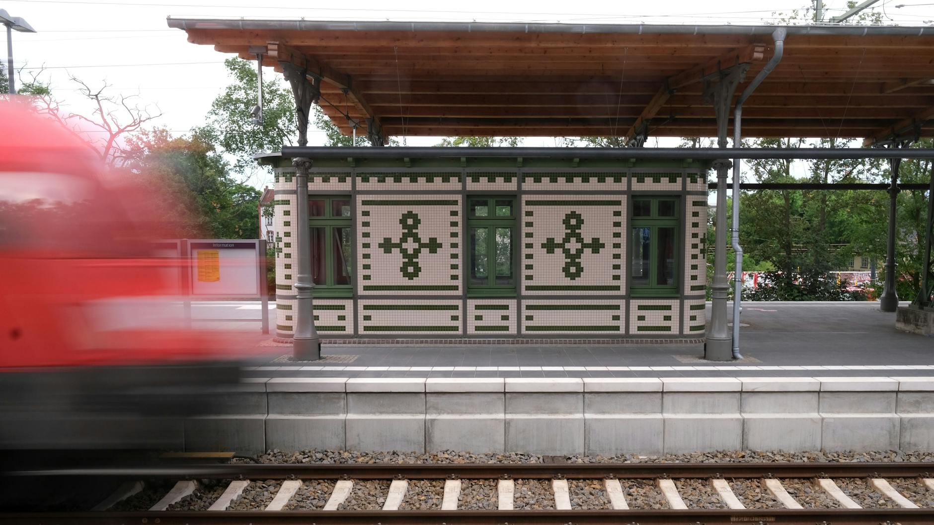 Altes bewahren und trotzdem ein Bahnhof für die Zukunft. Am Bahnhof Schöneweide wurden historische Elemente integriert. 