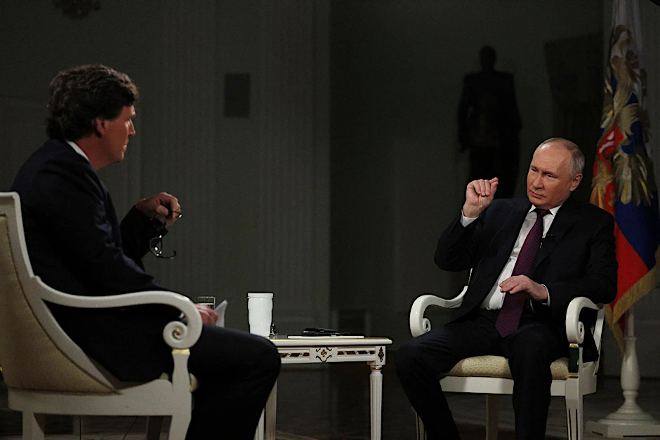 Talkmaster Tucker Carlson (l.) beim Interview mit dem russischen Präsidenten Wladimir Putin, Februar 2024