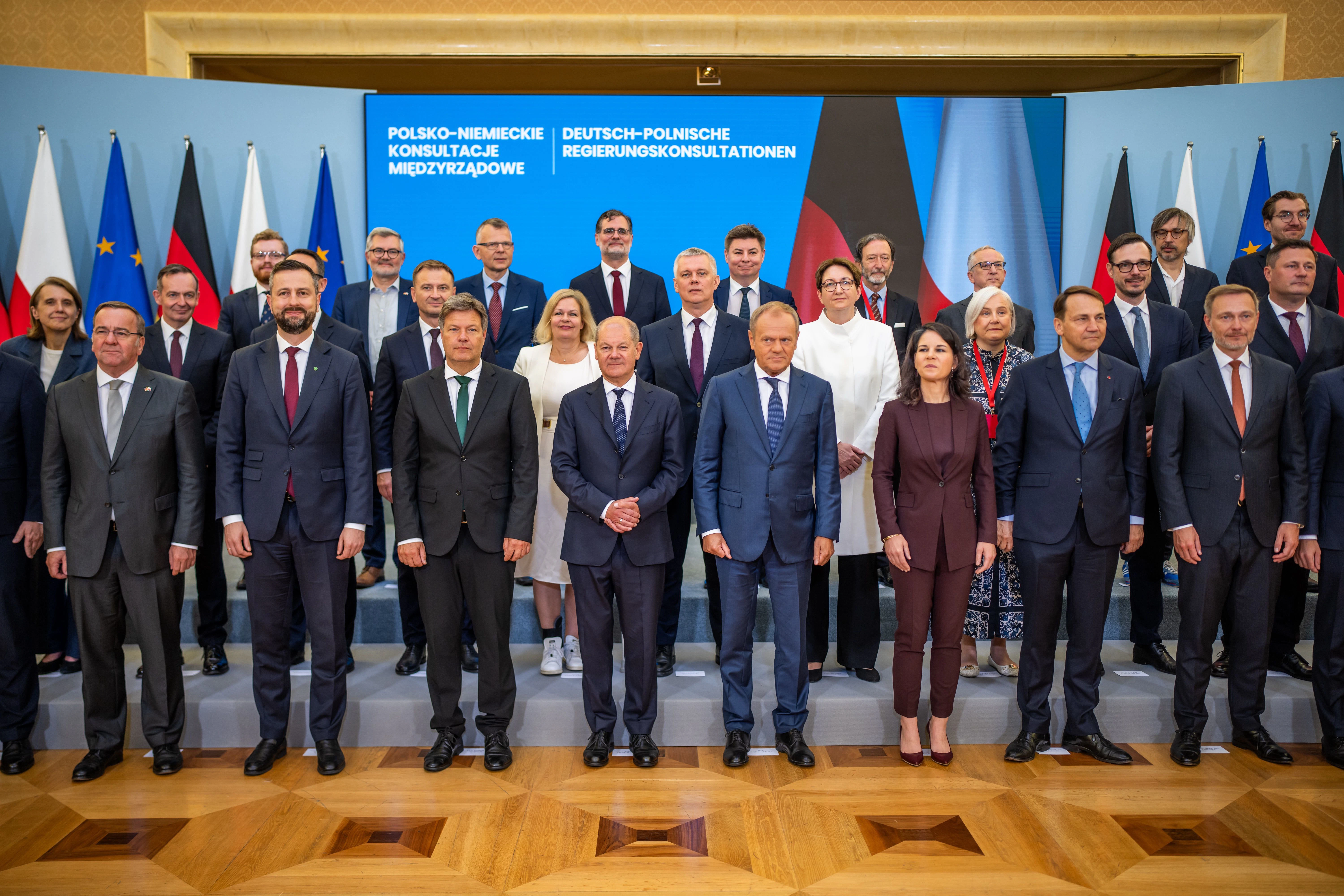 Bundeskanzler Olaf Scholz (M-l, SPD), steht neben Donald Tusk (M-r), Ministerpräsident von Polen, beim Familienfoto bei den deutsch-polnischen Regierungskonsultationen. 