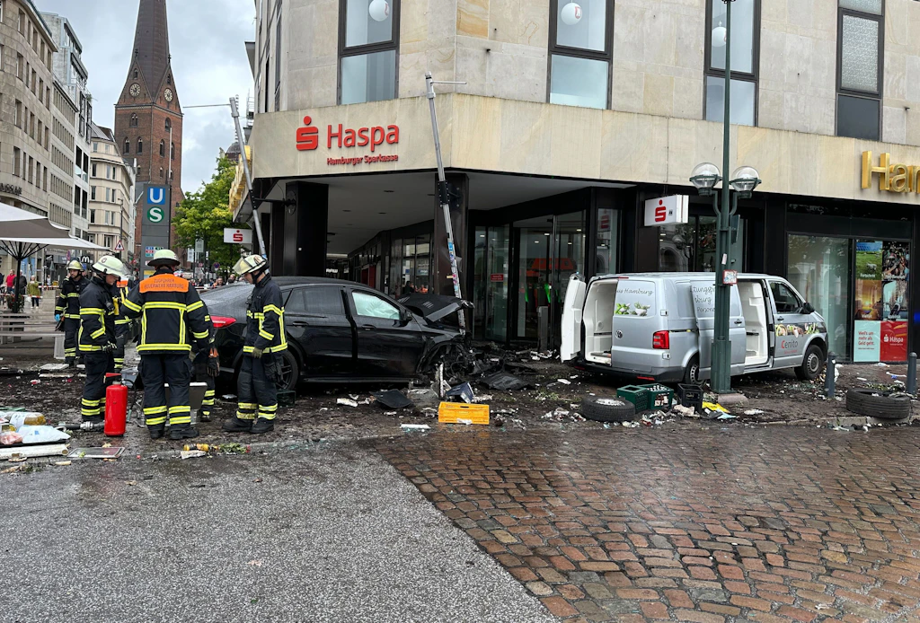Hamburg: Mercedes rast in Sparkasse – Verletzter muss reanimiert werden
