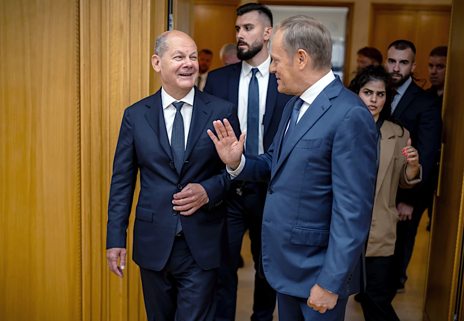 Bundeskanzler Olaf Scholz (l, SPD), kommt neben Donald Tusk (r), Ministerpräsident von Polen, zur Arbeitssitzung bei den deutsch-polnischen Regierungskonsultationen.