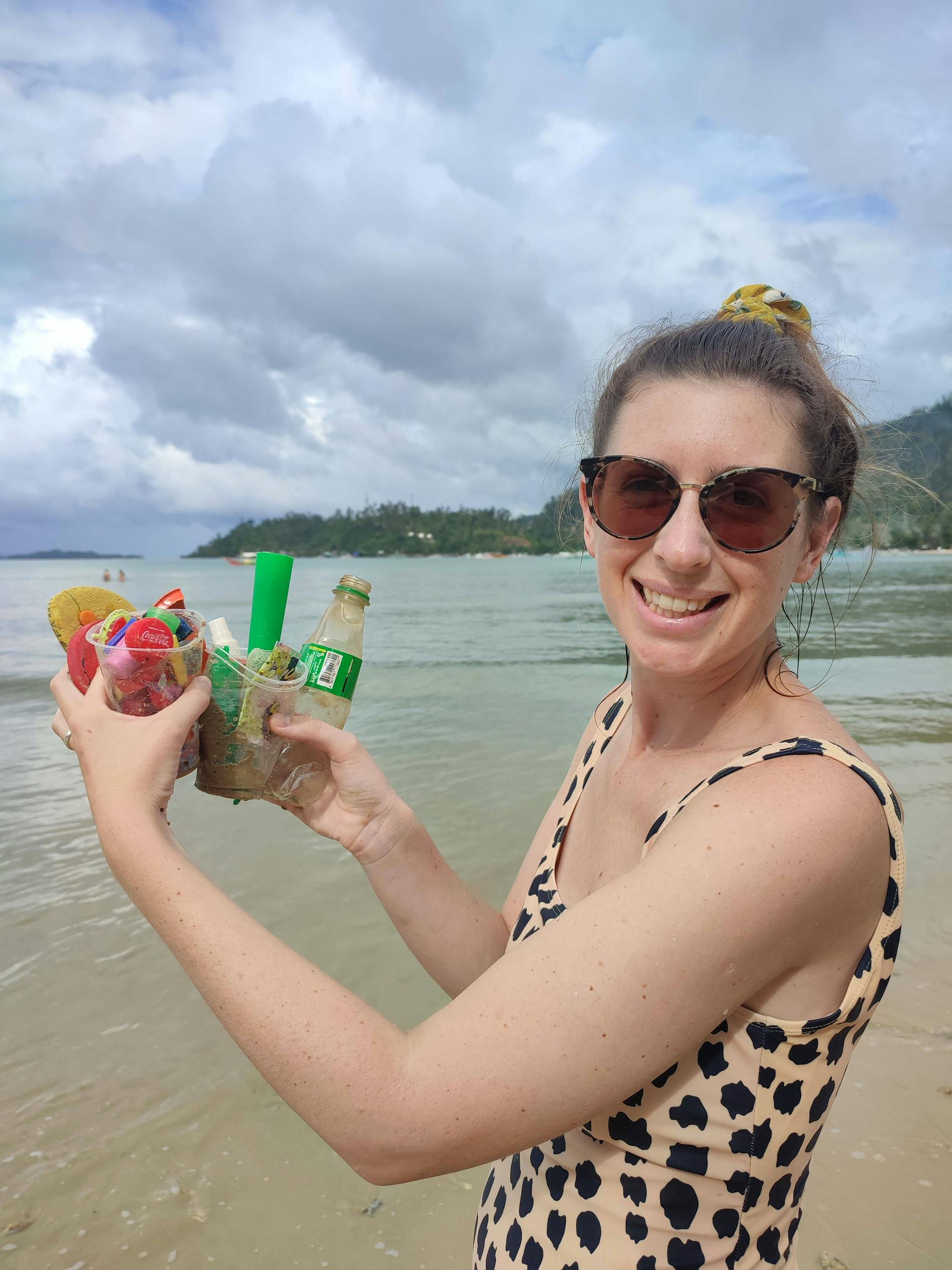 Sammie Aplin sammelt am Strand von Brighton Abfälle ein - und verwandelt sie in Kunstwerke.