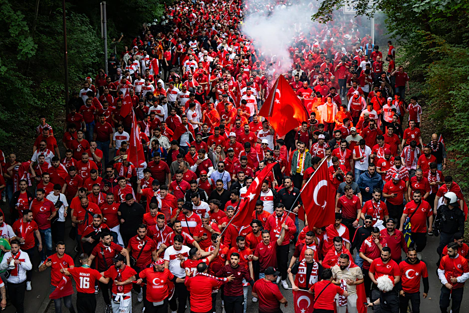 Die türkische Nationalmannschaft kann sich bei der EM bislang auf die Unterstützung ihrer Fans verlassen.