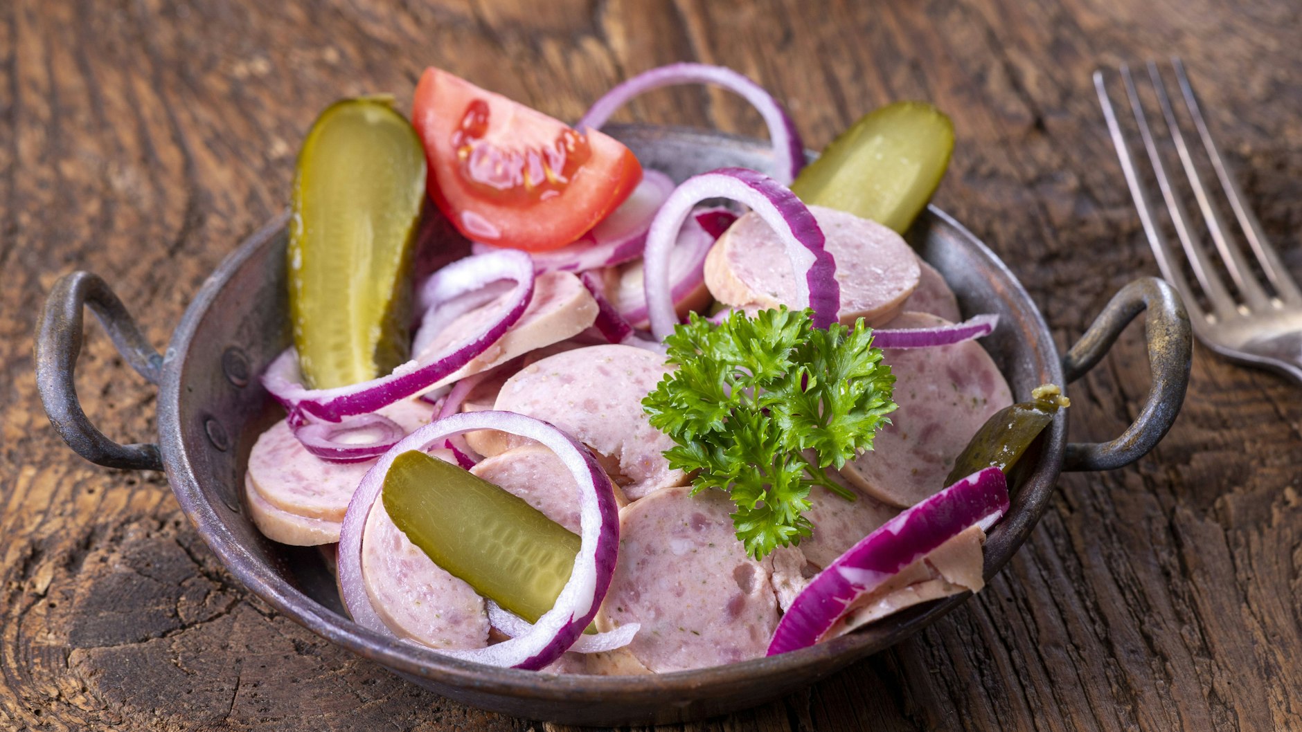 Wurstsalat gibt es in verschiedenen Varianten - diese Version ist ganz anders als der Bockwurstsalat, den wir Ihnen in unserem Rezept vorstellen.