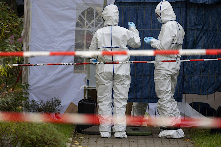 Kriminaltechniker sichern am Tatort in der Mahlsdorfer Straße in Berlin-Köpenick Spuren.