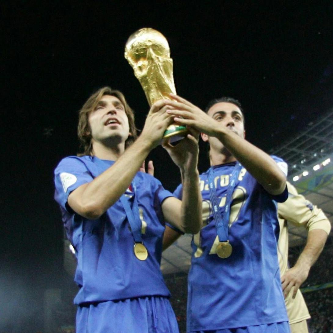 Andrea Pirlo (l.) 2006 im Berliner Olympiastadion mit Simone Barone und dem WM-Pokal.