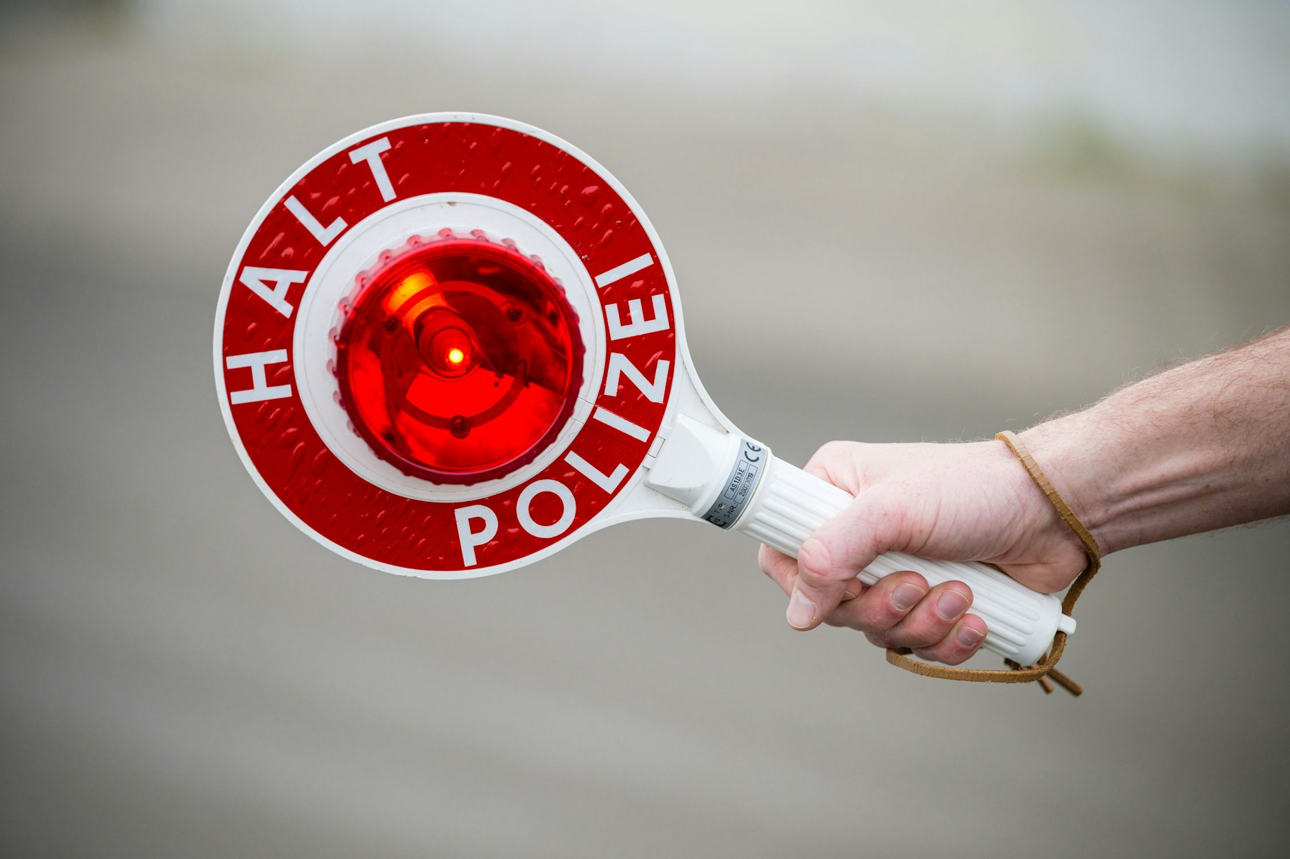 Auch Polizisten haben nicht immer eine weiße Weste - in Rheinland-Pfalz verlor ein Ordnungshüter jetzt seinen Beamtenstatus, weil er Käse geklaut hatte.