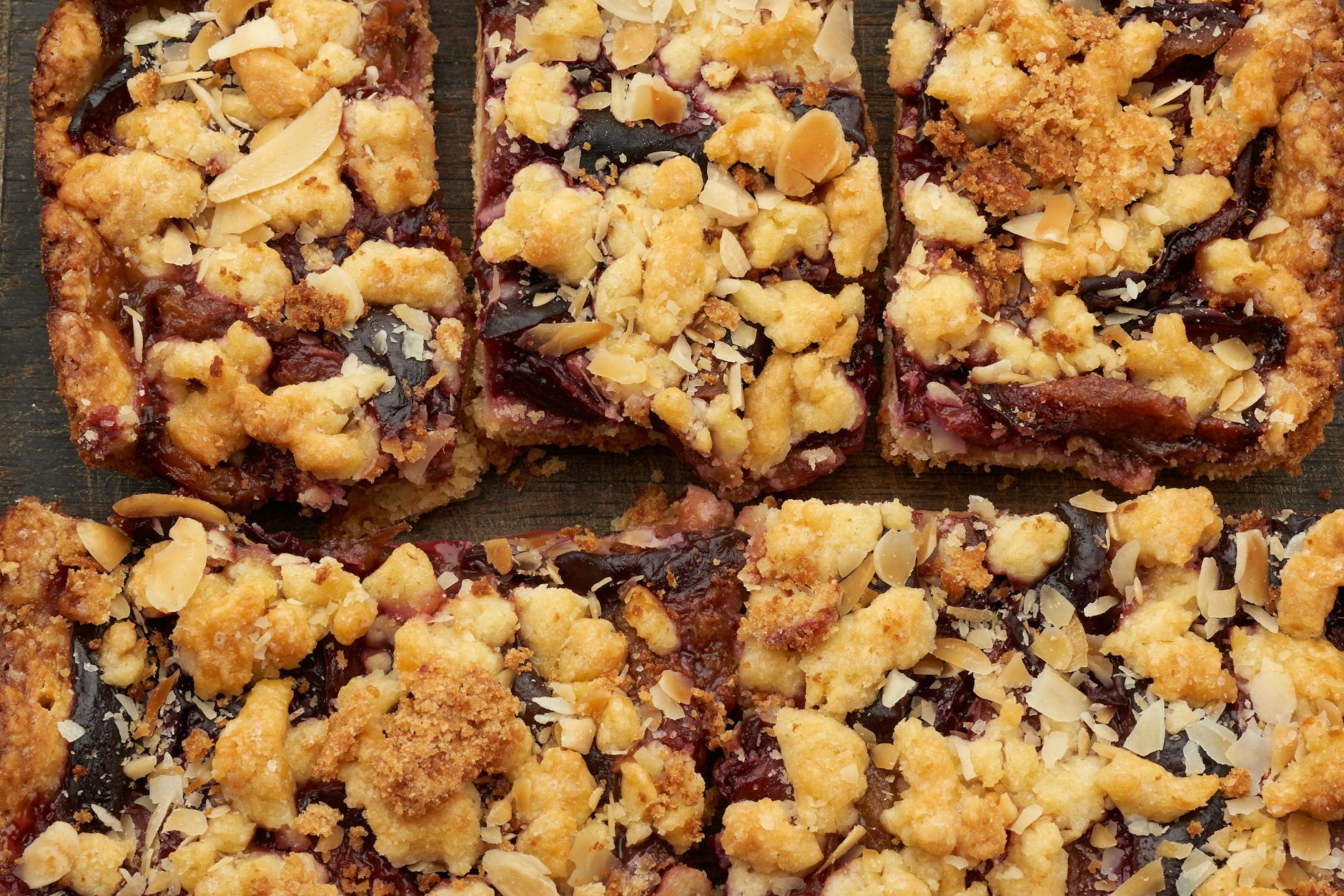 Dieser köstliche Pflaumenkuchen mit Streuseln ist schnell im Ofen - das Rezept stammt aus dem DDR-Backbuch.