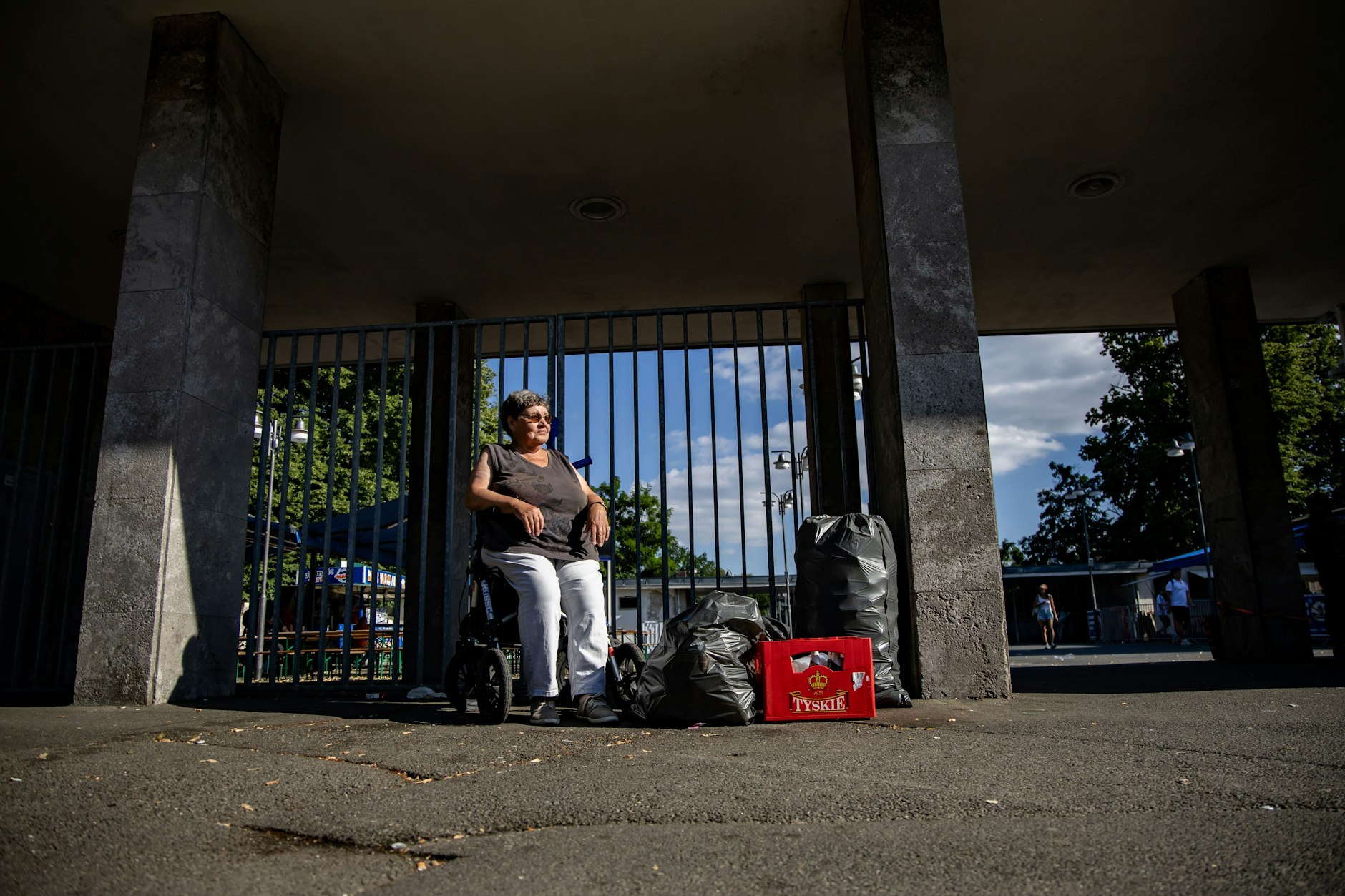 Eine Pfandsammlerin in Berlin. Die Protagonistin aus unserer Geschichte zog die Erlaubnis für ihr Foto zurück.