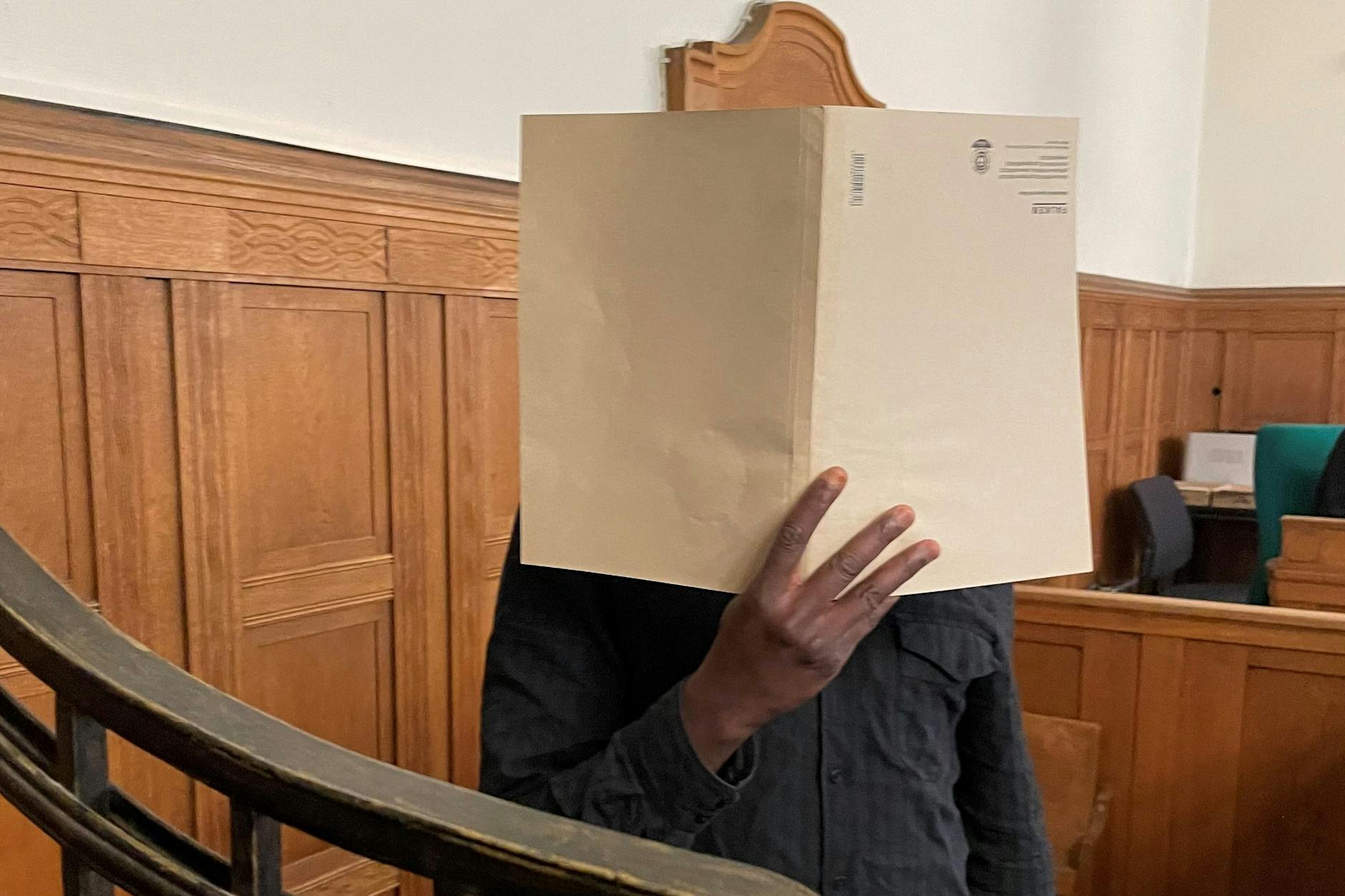 Gabril B. (25) steht seit Mittwoch in Berlin vor Gericht. Es geht unter anderem um schweren Raub und gefährlicheKörperverletzung.