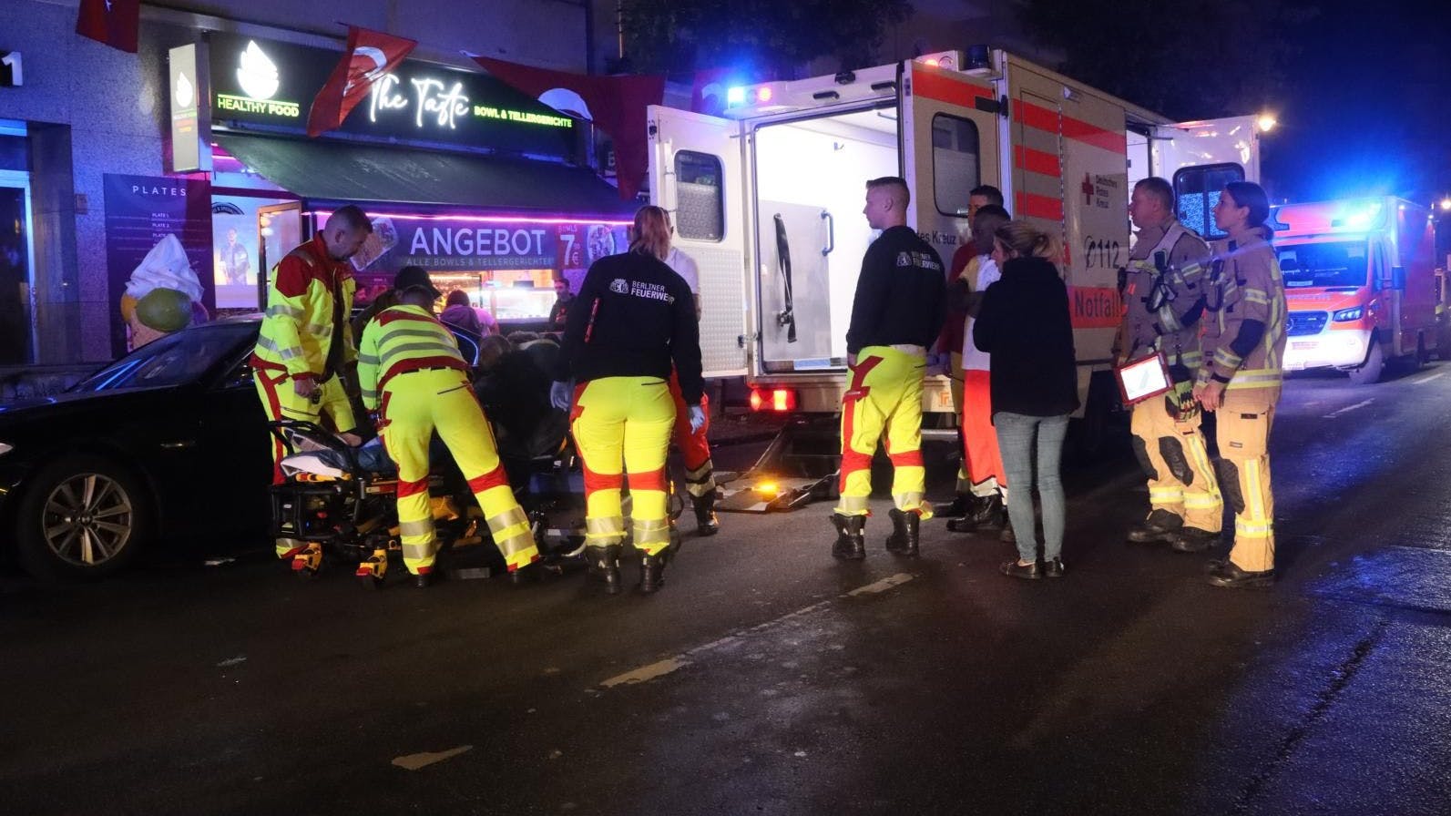 Die verletzte Frau, bei deren Versorgung in Neukölln ein Sanitäter attackiert worden war, kam in einem Krankenwagen in die Klinik.