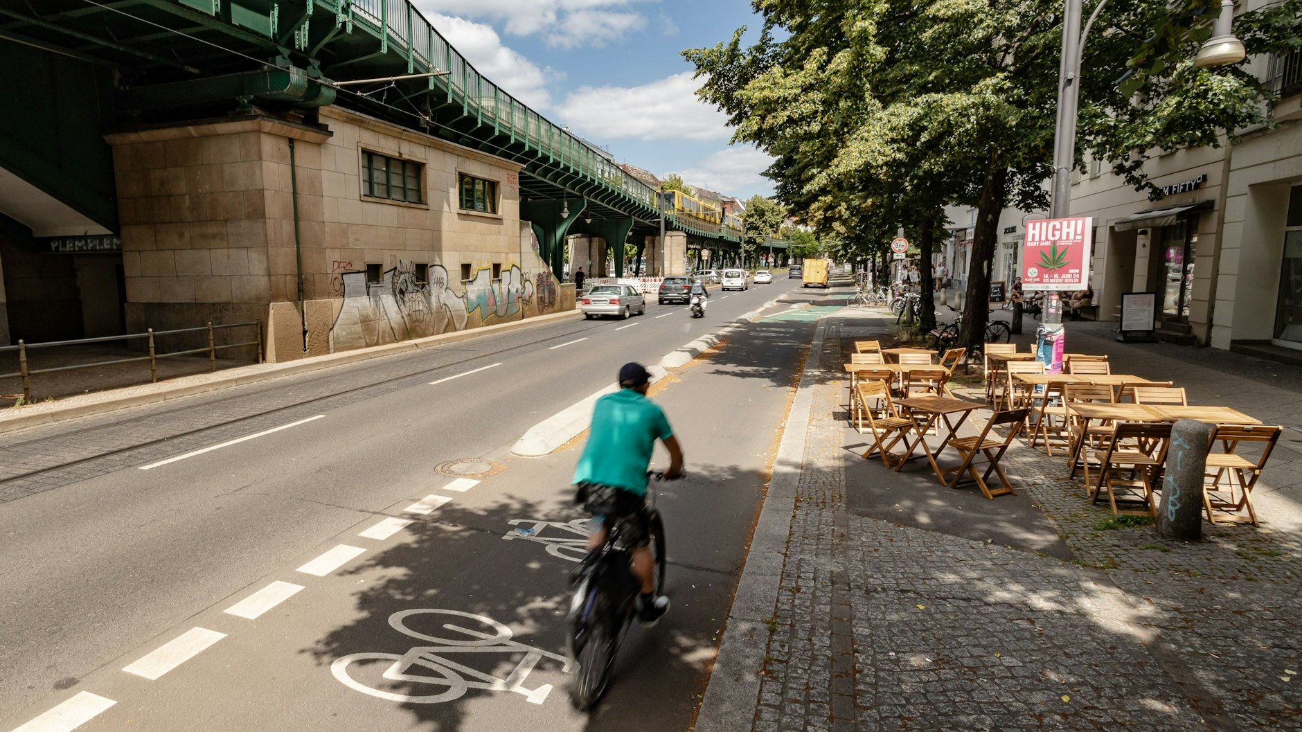 Die grauen Begrenzungen sind nicht auf Anhieb gut sichtbar. Hier wird nachgepinselt. Die örtliche Gastronomie soll Teile des alten Radwegs auf dem Bürgersteig nutzen dürfen.&nbsp; Außerdem sind 100 neue Fahrradbügel und Flächen für E-Roller geplant.&nbsp;
