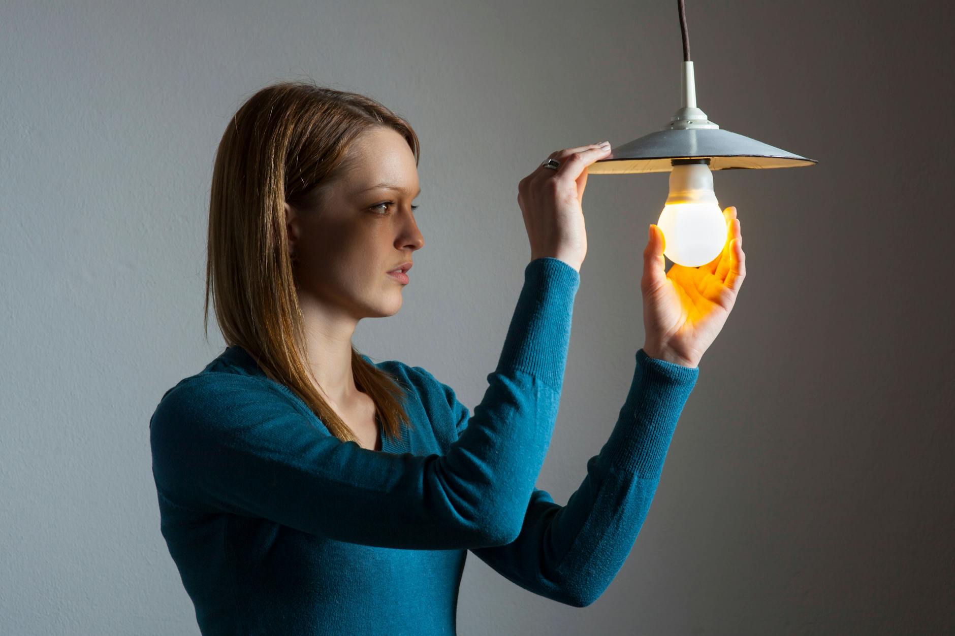 Strom: Grundversorgungstarife 73 Prozent teurer als neue alternative Verträge.