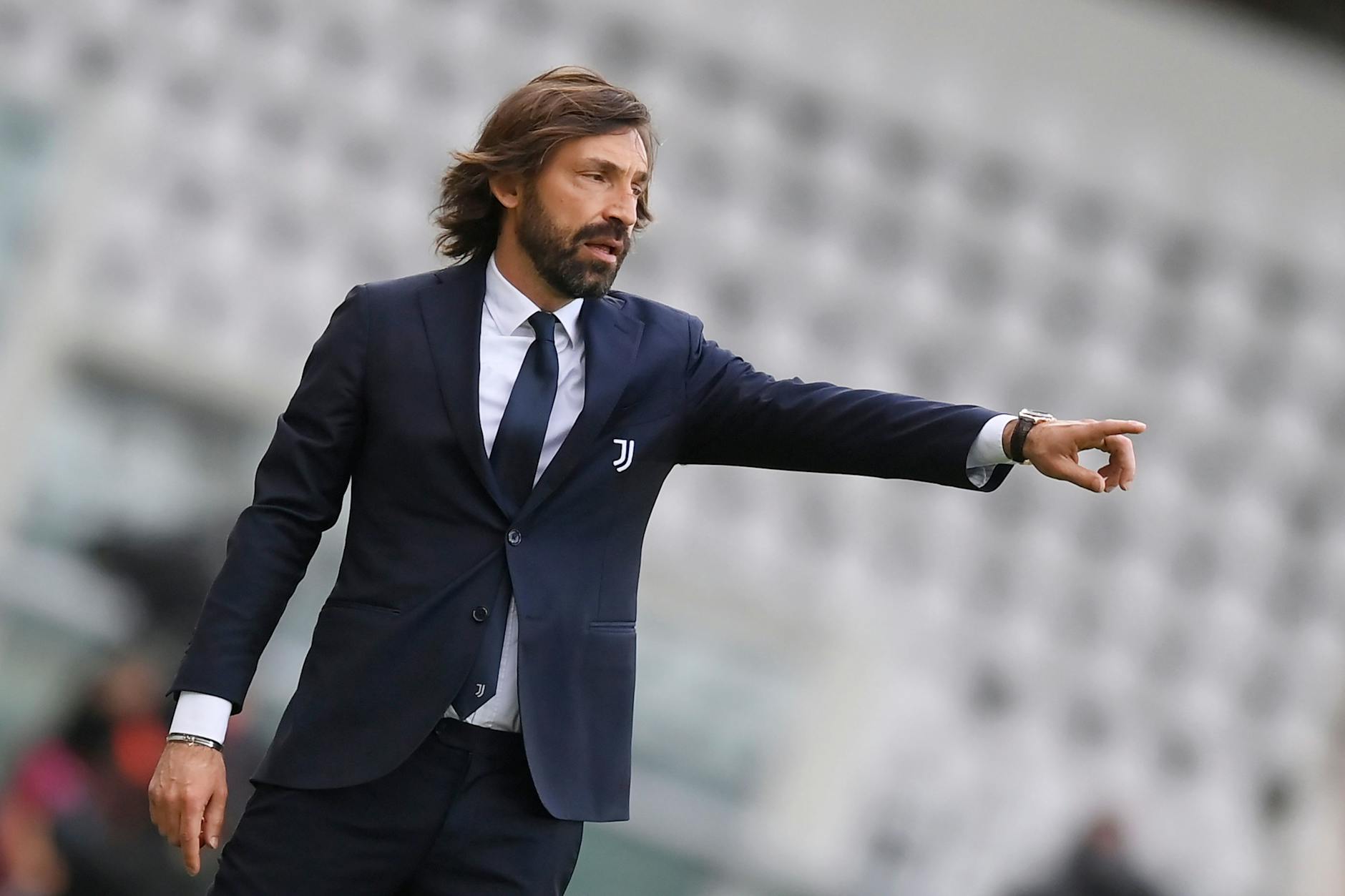 Der Anzug sitzt: Andrea Pirlo gibt Anweisungen an der Seitenlinie.